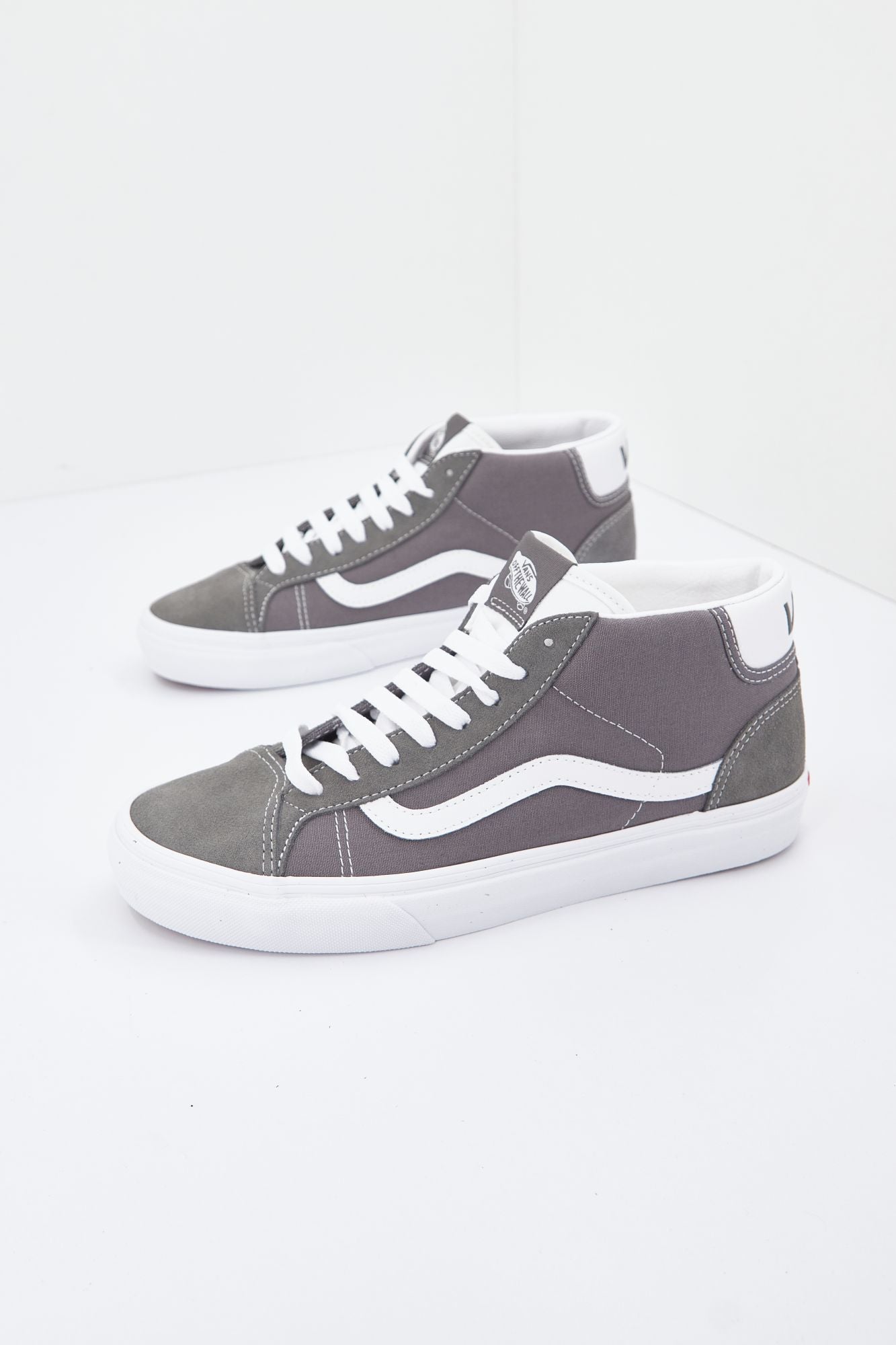 VANS VN0A3TKF1951 en color GRIS (1)