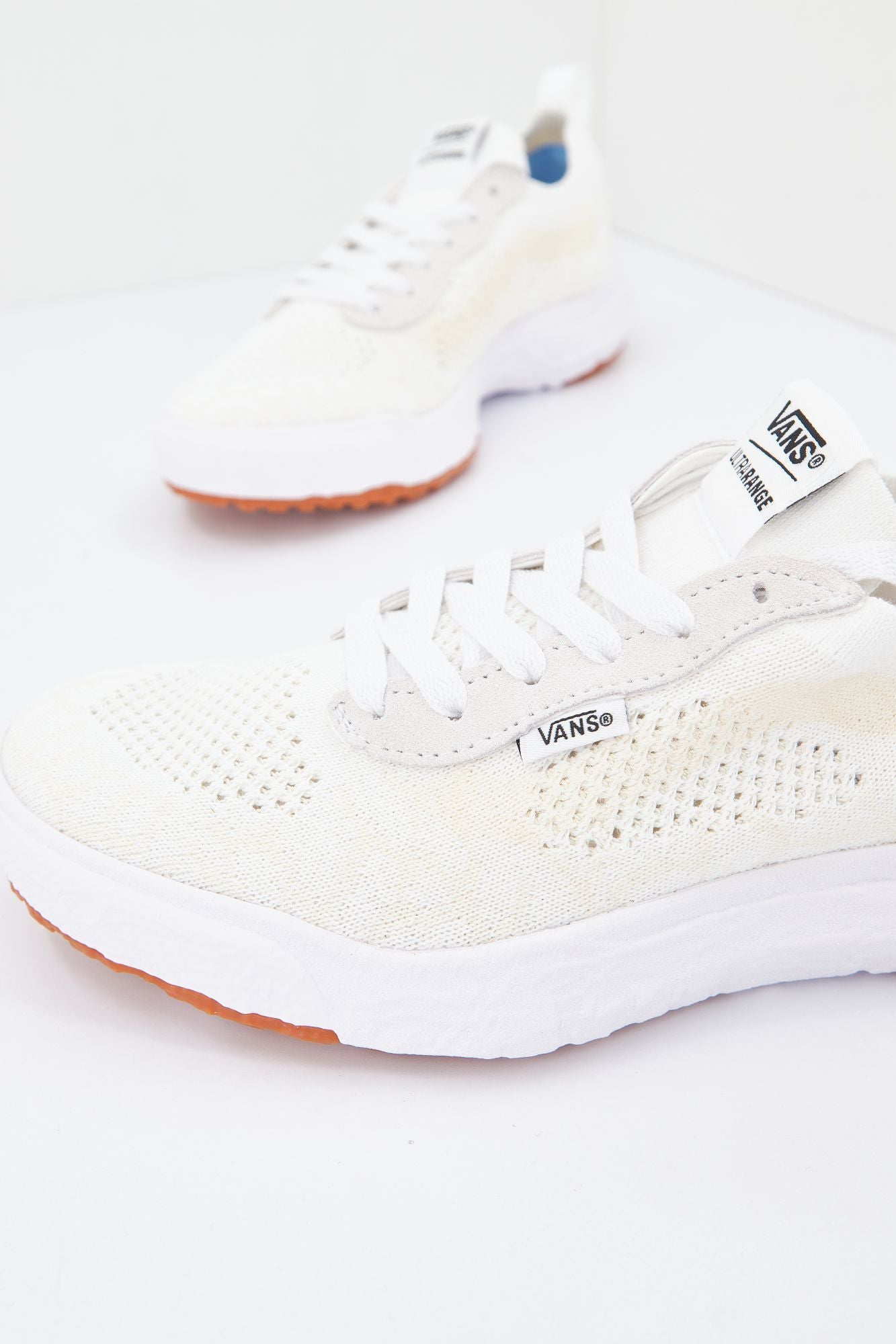 VANS  UA ULTRARANGE en color BEIS (4)
