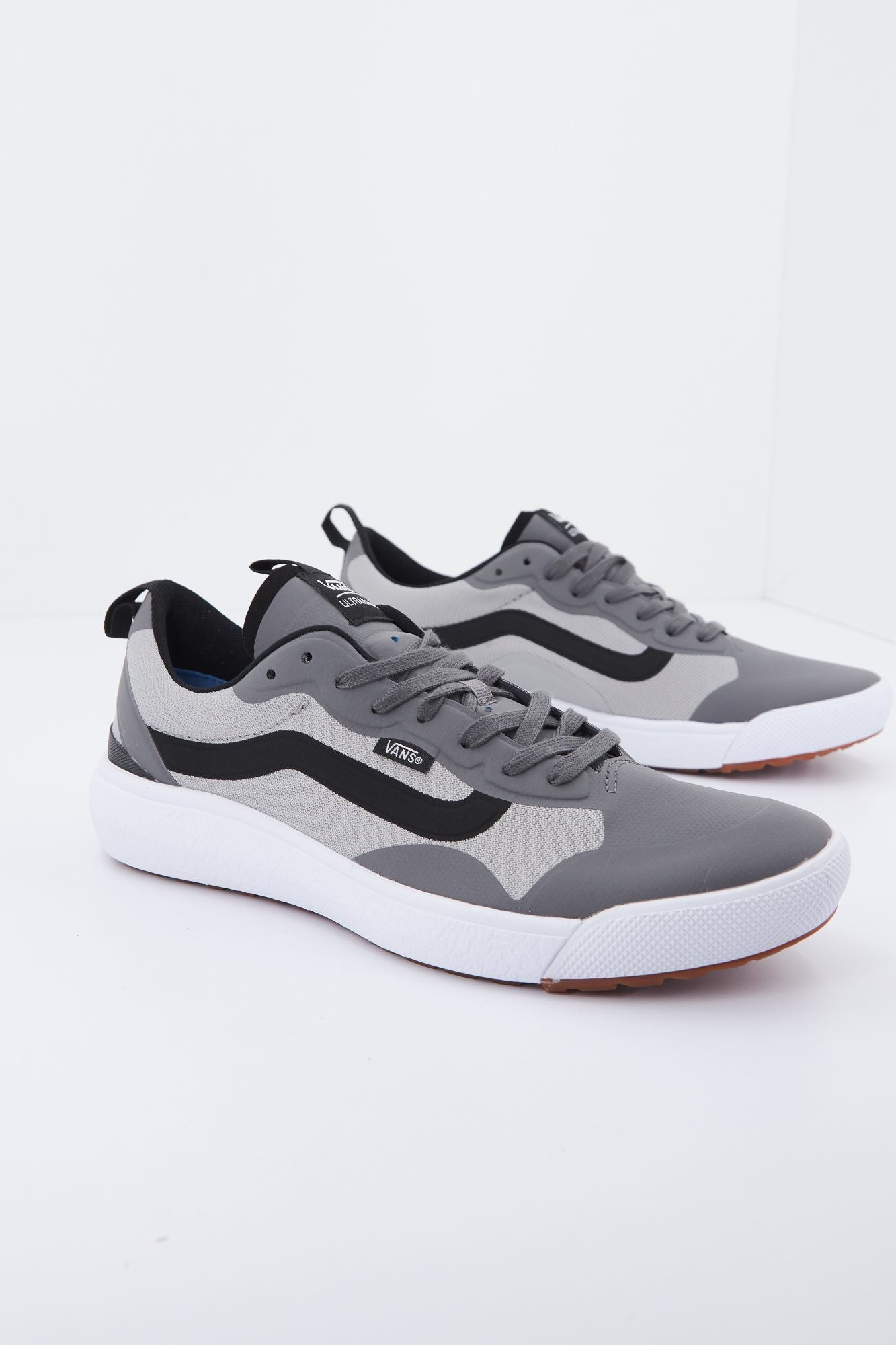 VANS UA ULTRARANGE en color GRIS (1)