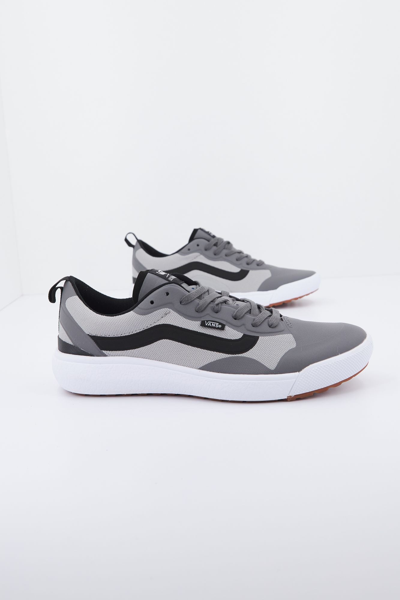VANS UA ULTRARANGE en color GRIS (2)