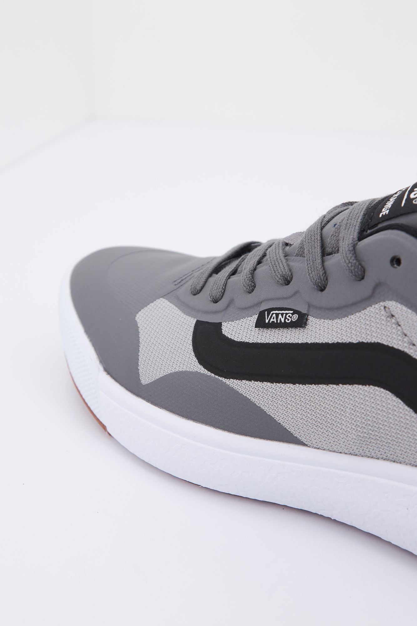 VANS UA ULTRARANGE en color GRIS (4)
