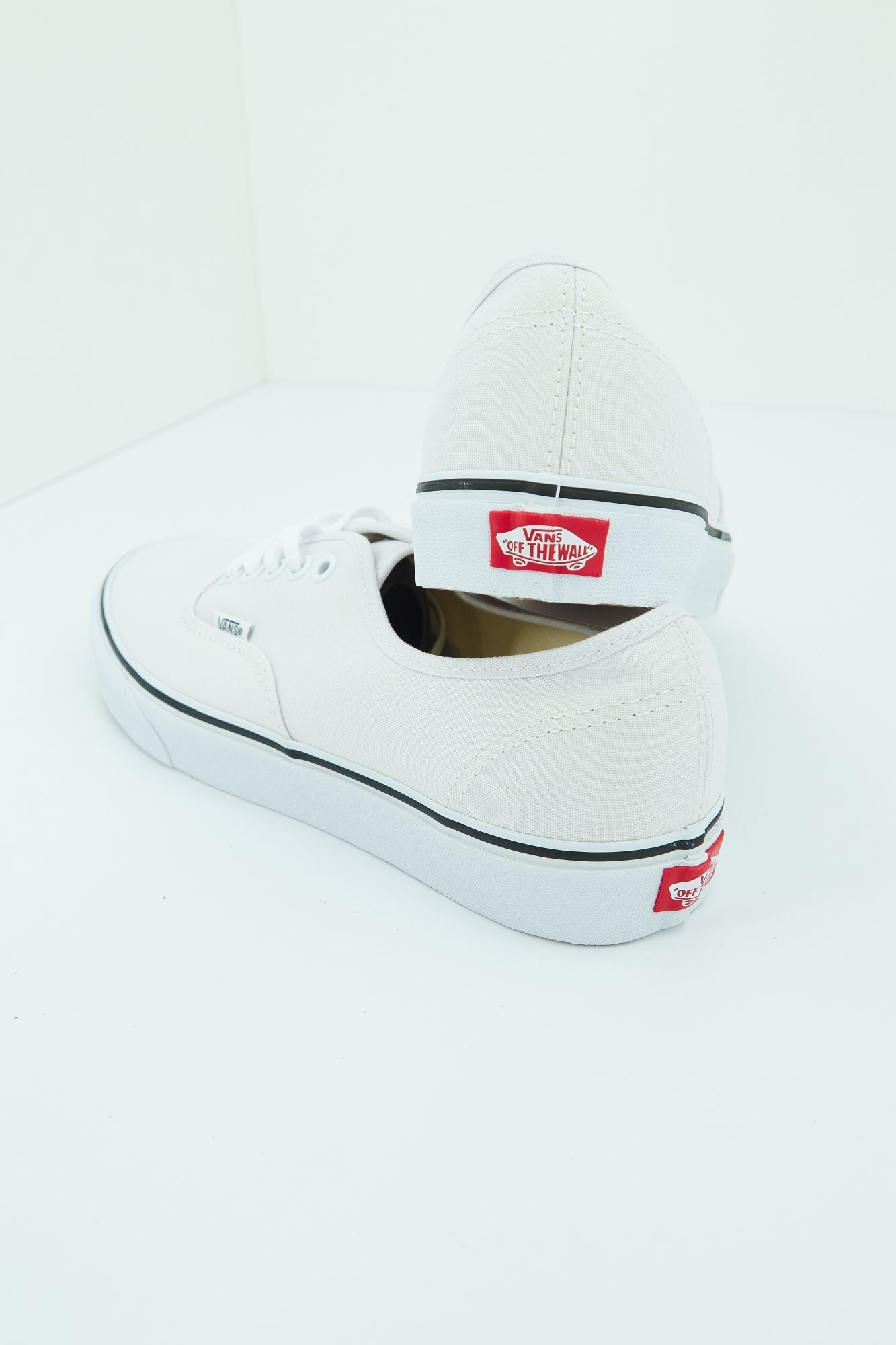 VANS  UA AUTHENTIC en color BLANCO (4)