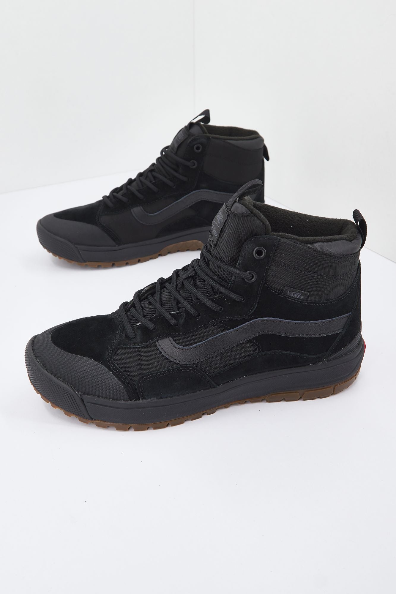 VANS UA ULTRARANGE en color NEGRO (1)