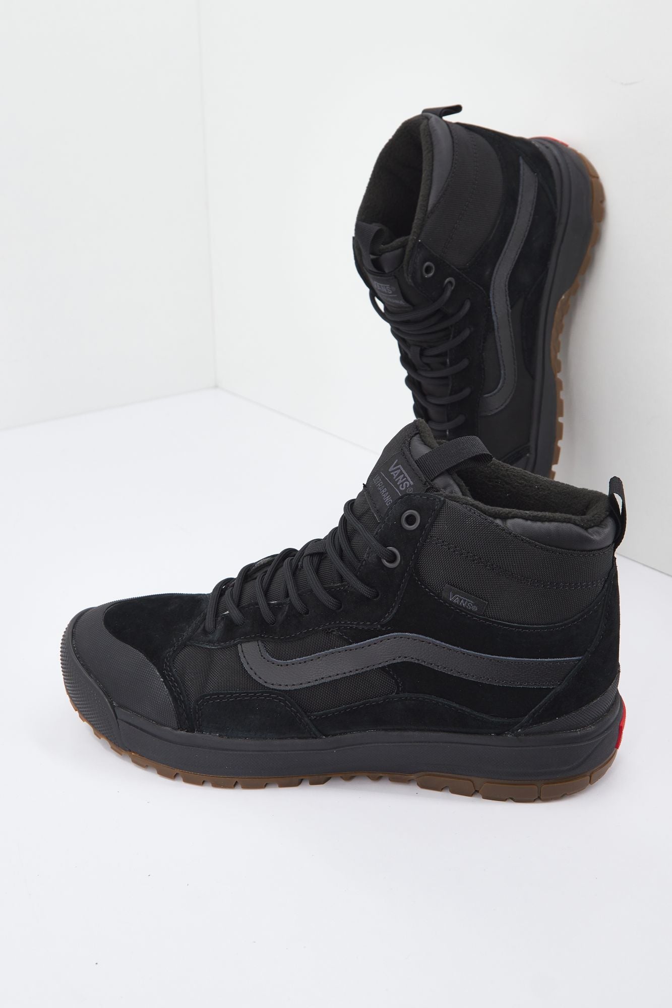 VANS UA ULTRARANGE en color NEGRO (4)