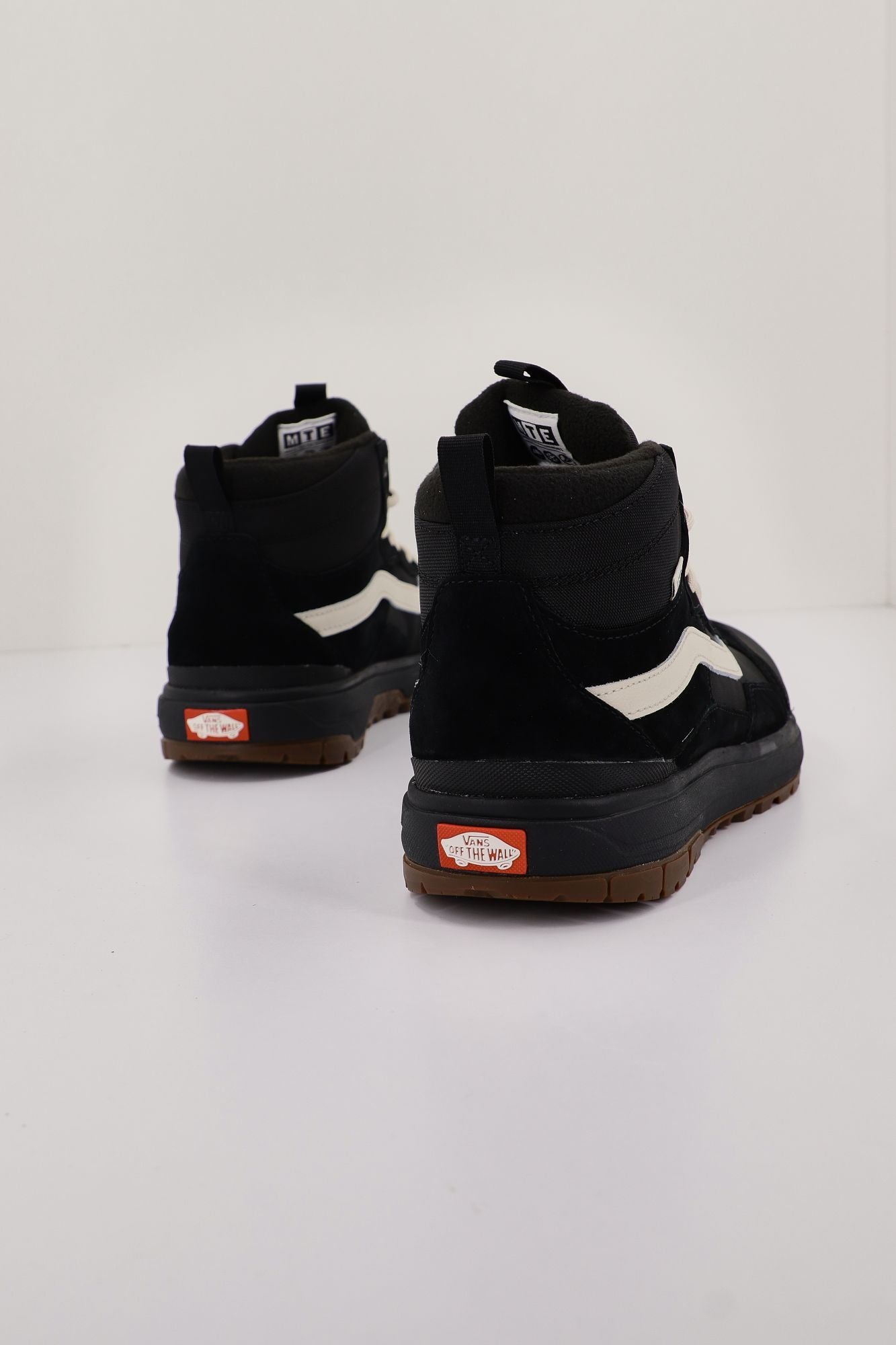 VANS ULTRARANGE EXO en color NEGRO (3)