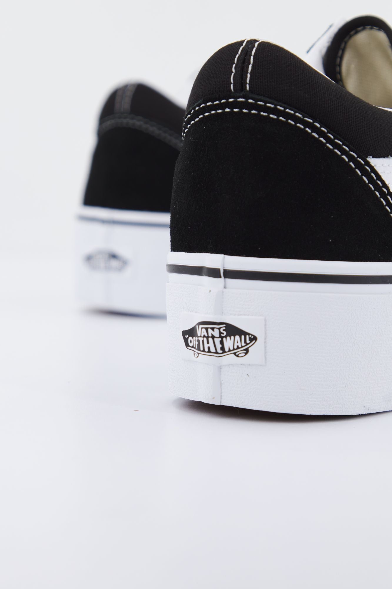 VANS  UA OLD SKOOL en color NEGRO (4)