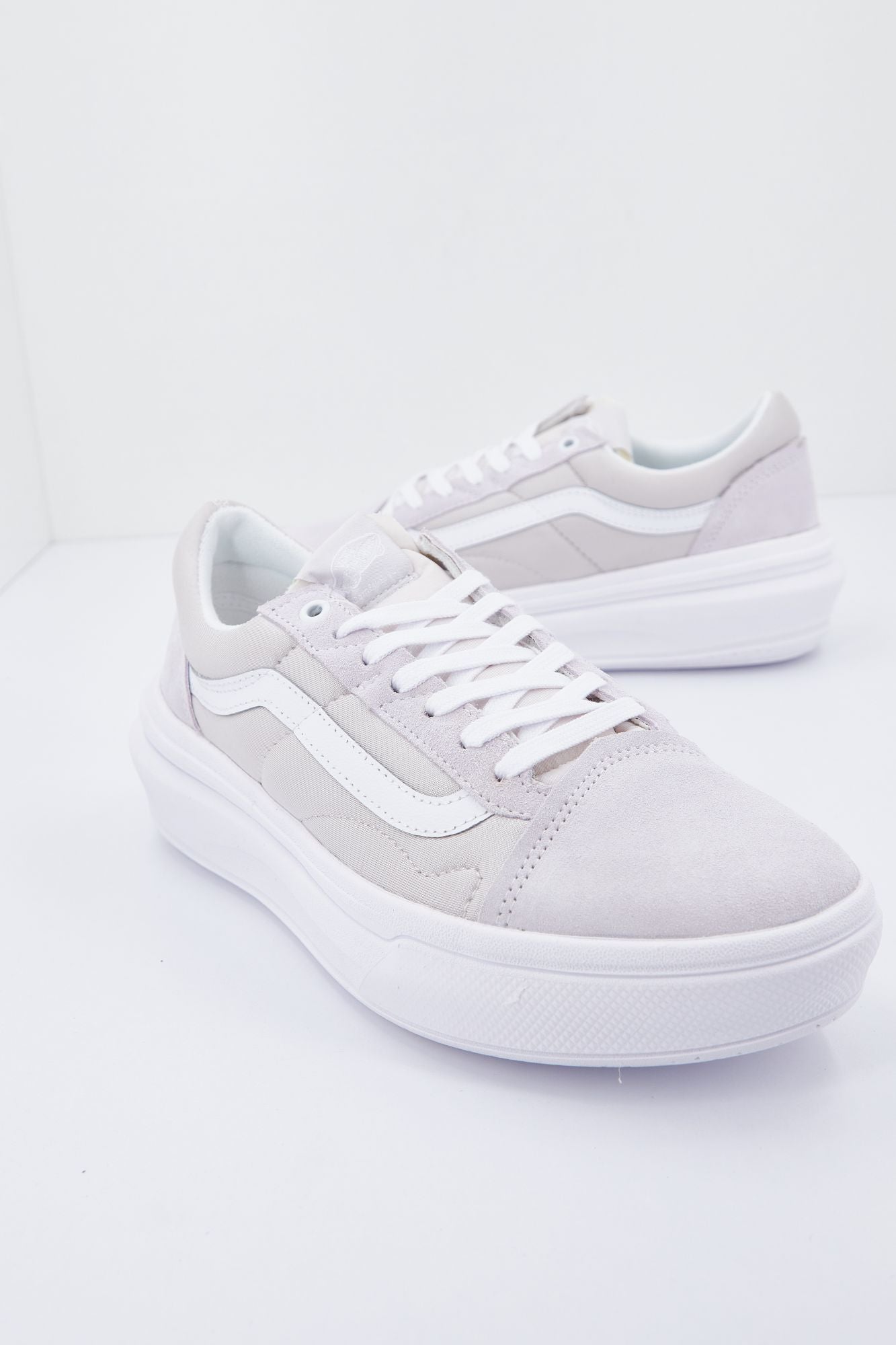 VANS OLD SKOOL OVERT CC en color BLANCO (3)