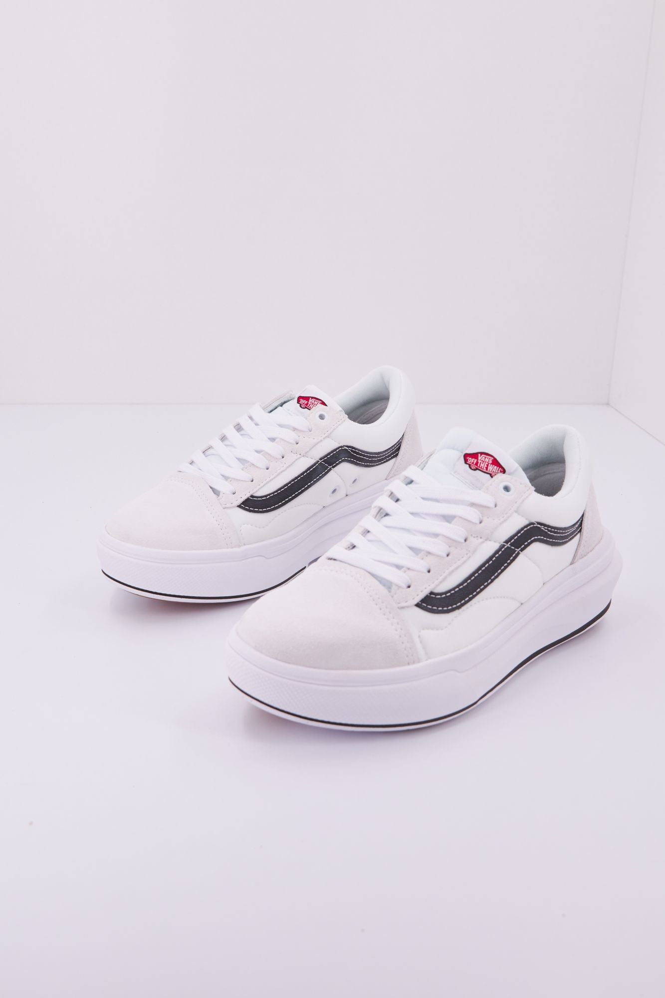 VANS OLD SKOOL OVERT CC en color BLANCO (1)