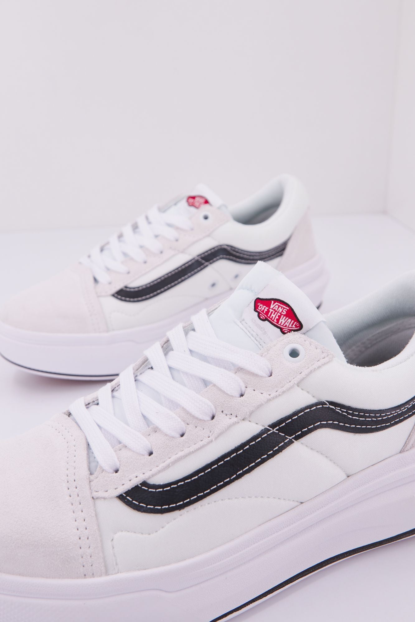 VANS OLD SKOOL OVERT CC en color BLANCO (2)