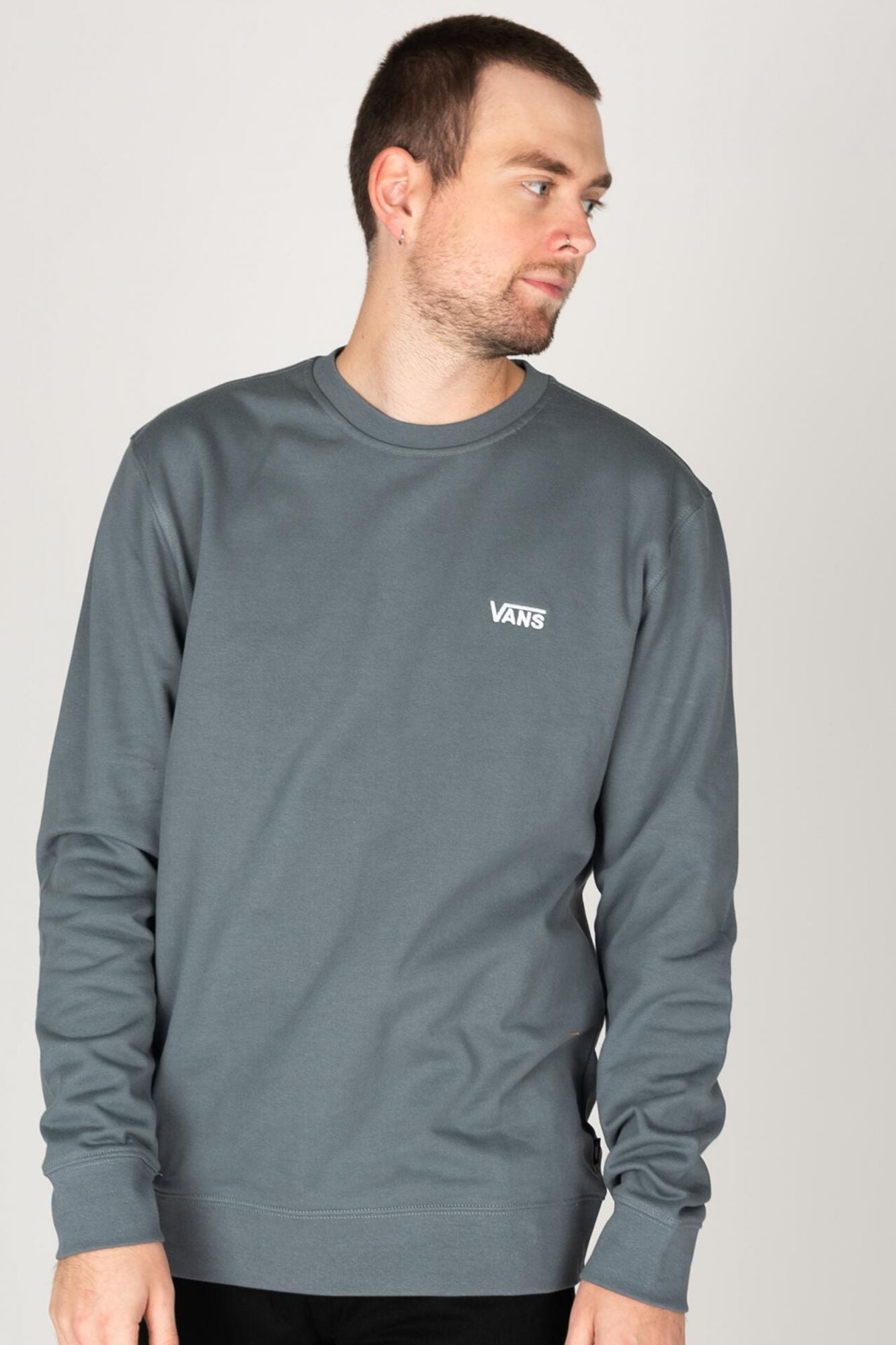 VANS CORE BASIC CREW en color GRIS (1)