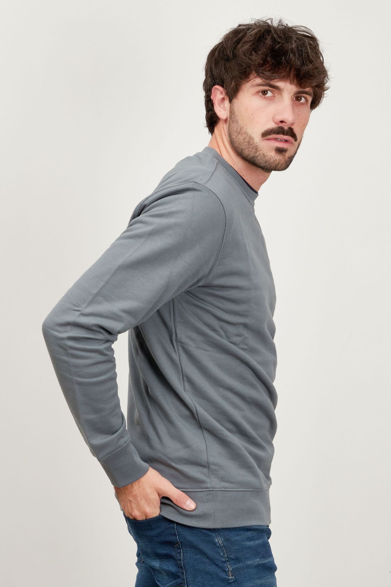 VANS CORE BASIC CREW en color GRIS (3)