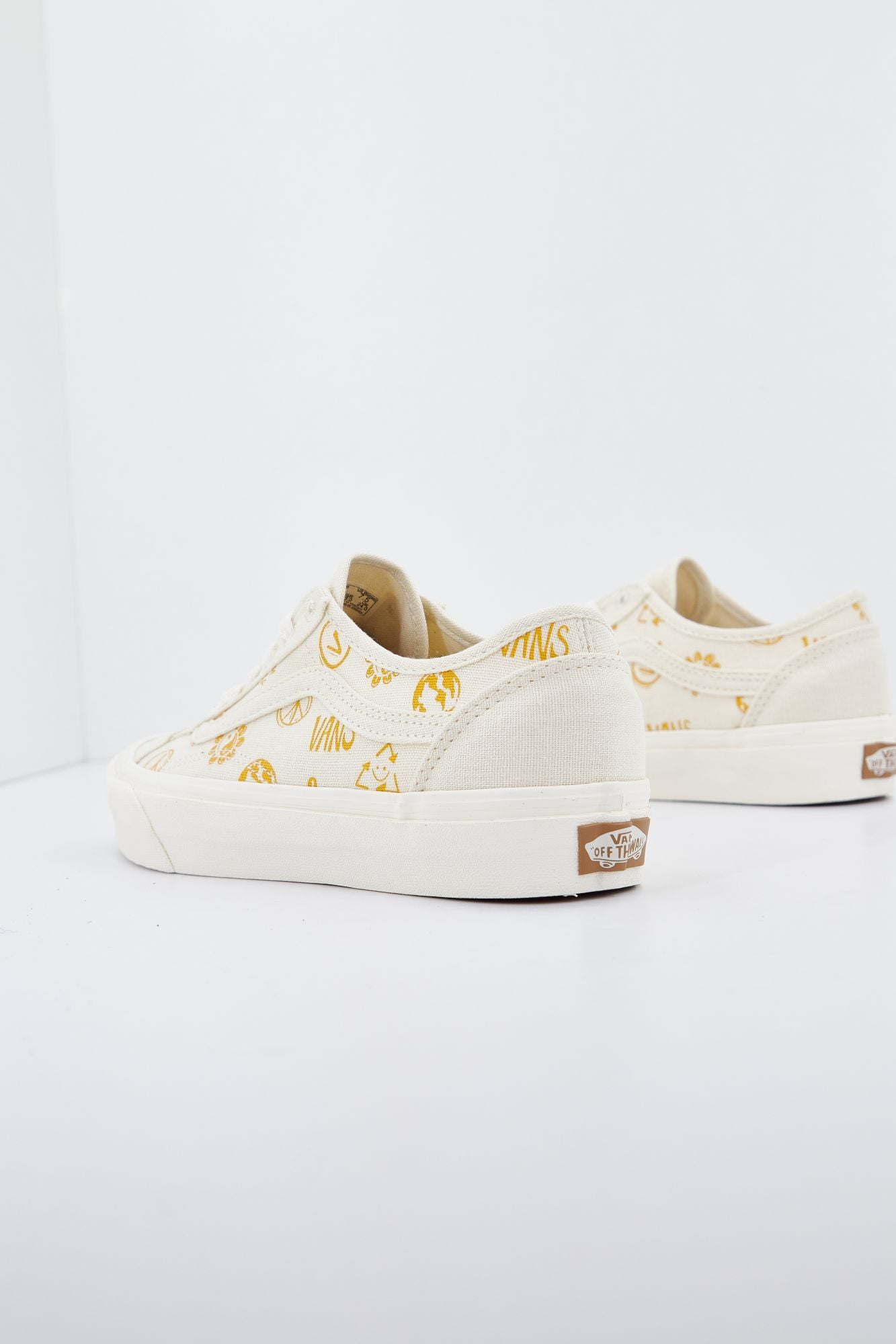 VANS UA OLD SKOOL TAPERED en color BEIS (3)