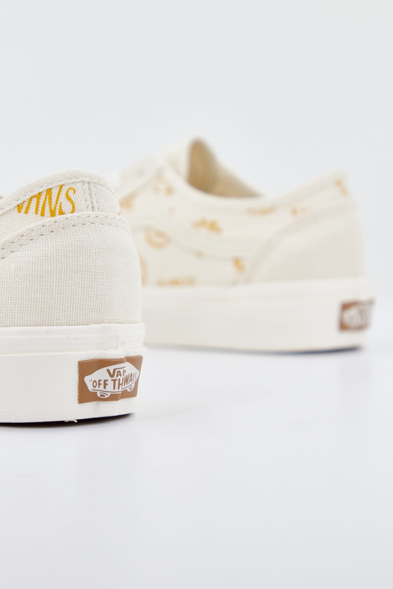 VANS UA OLD SKOOL TAPERED en color BEIS (4)