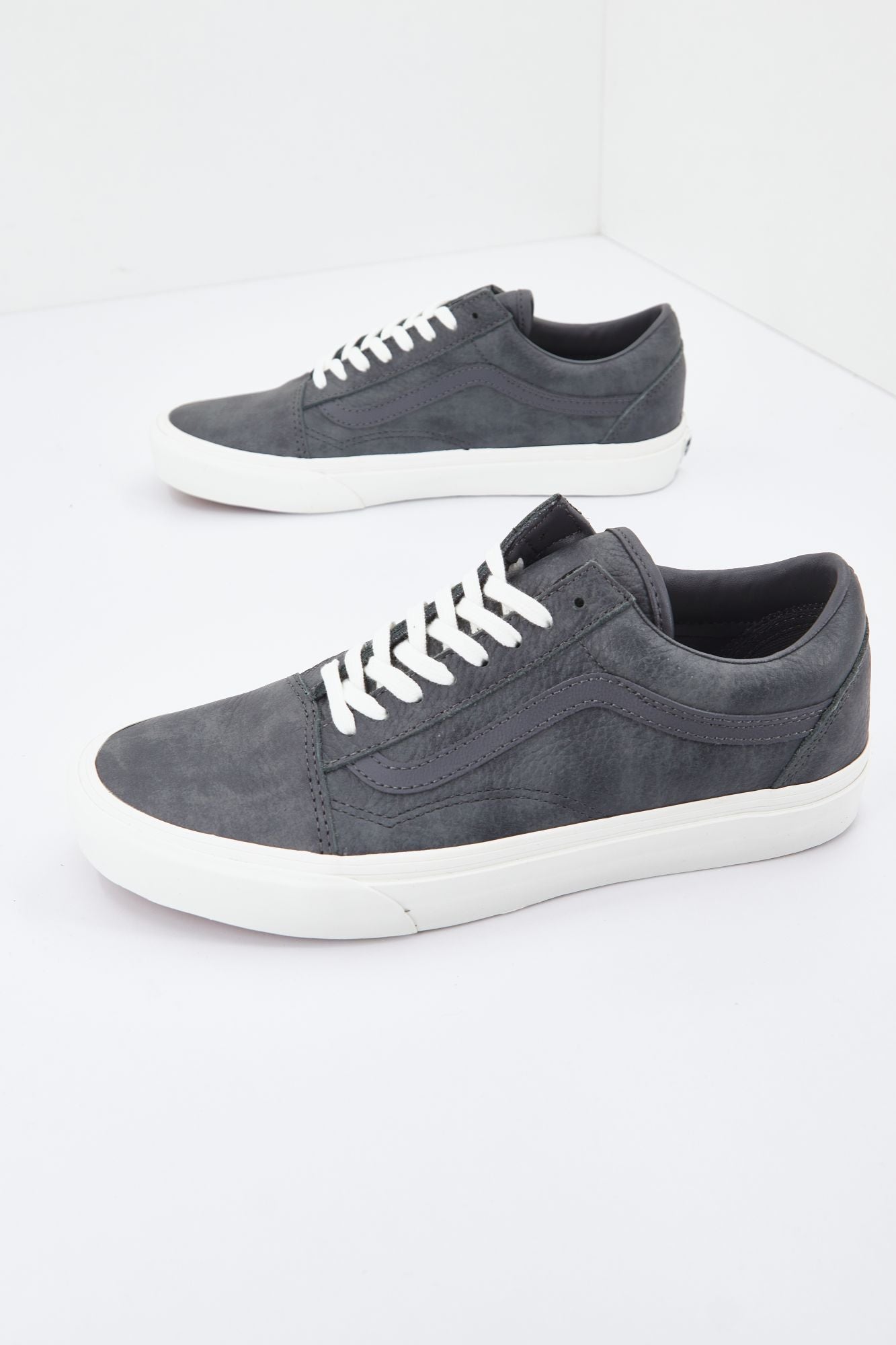 VANS UA OLD SKOOL en color GRIS (1)