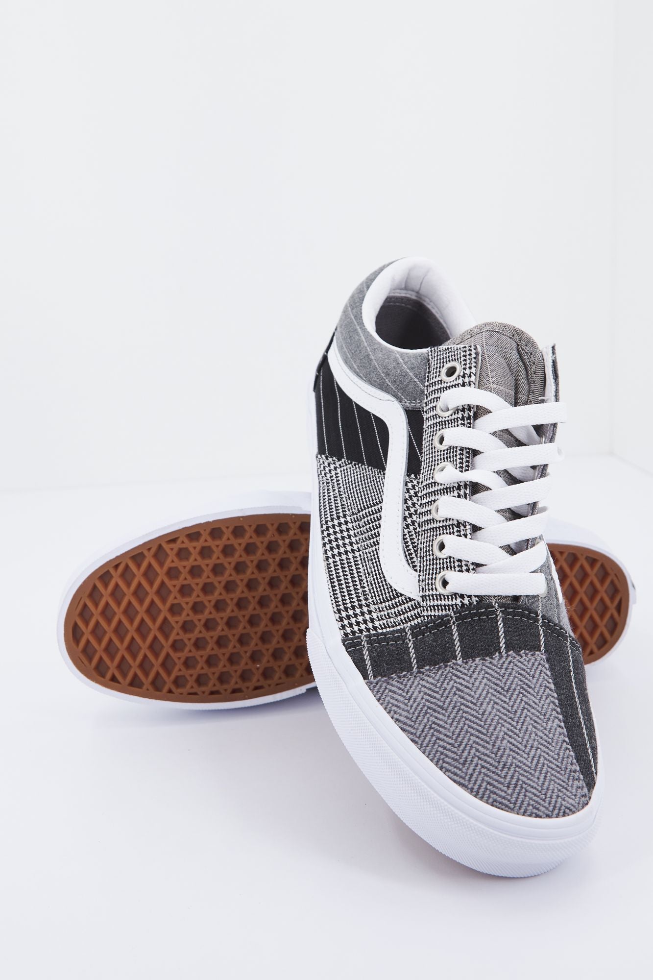 VANS UA OLD SKOOL en color GRIS (3)