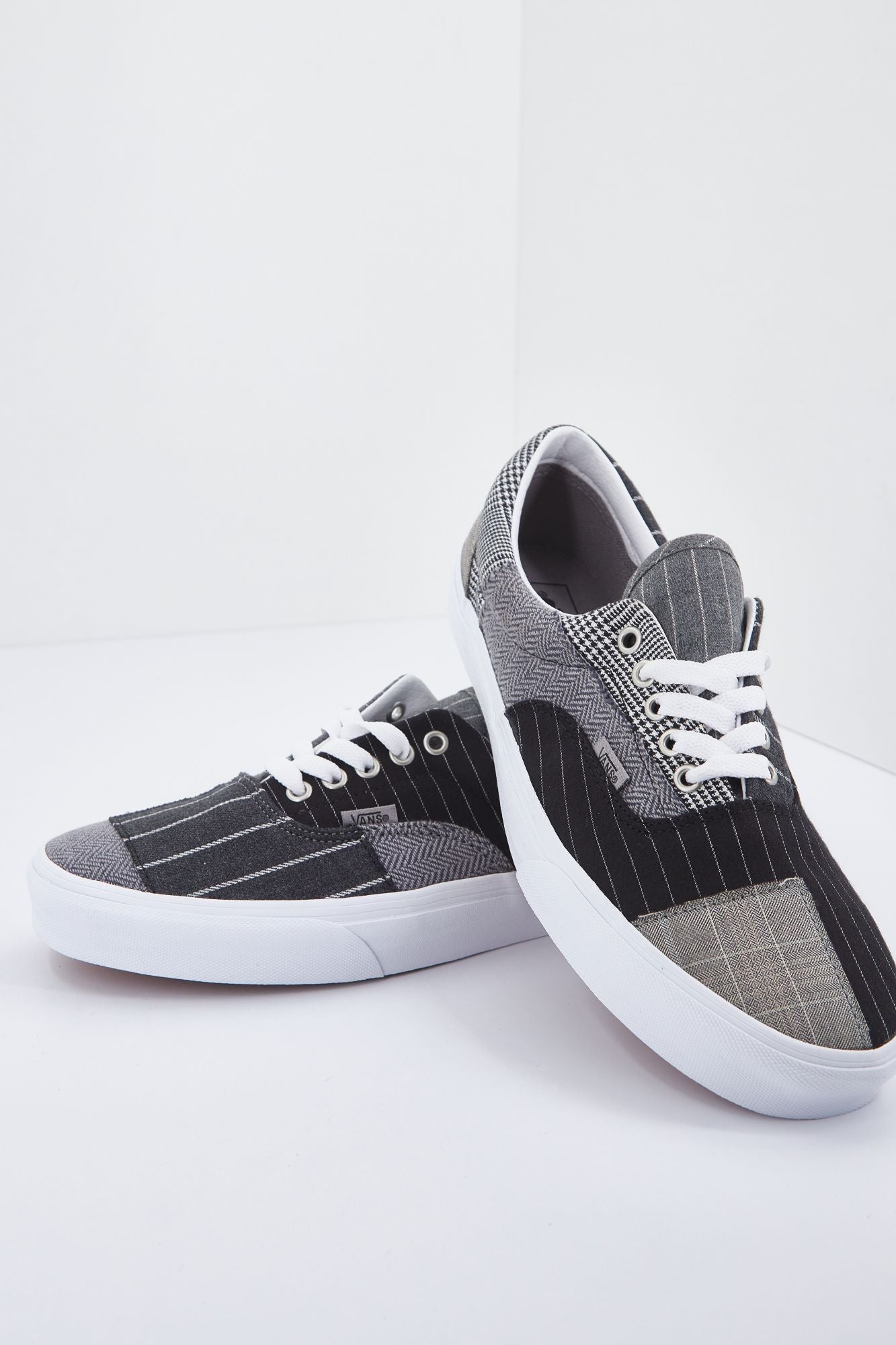 VANS UA ERA en color GRIS (2)