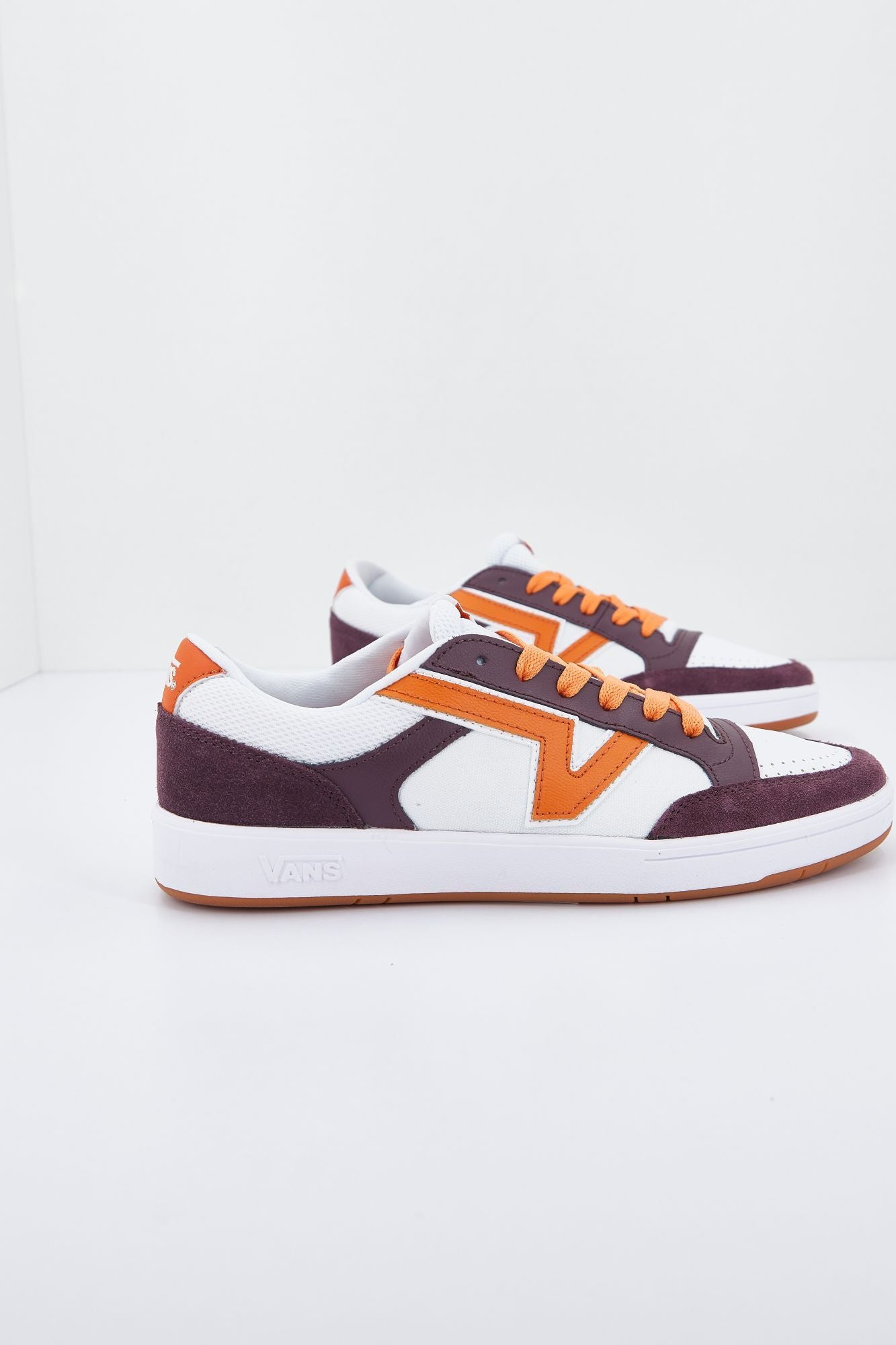 VANS UA LOWLAND en color BURDEOS (2)
