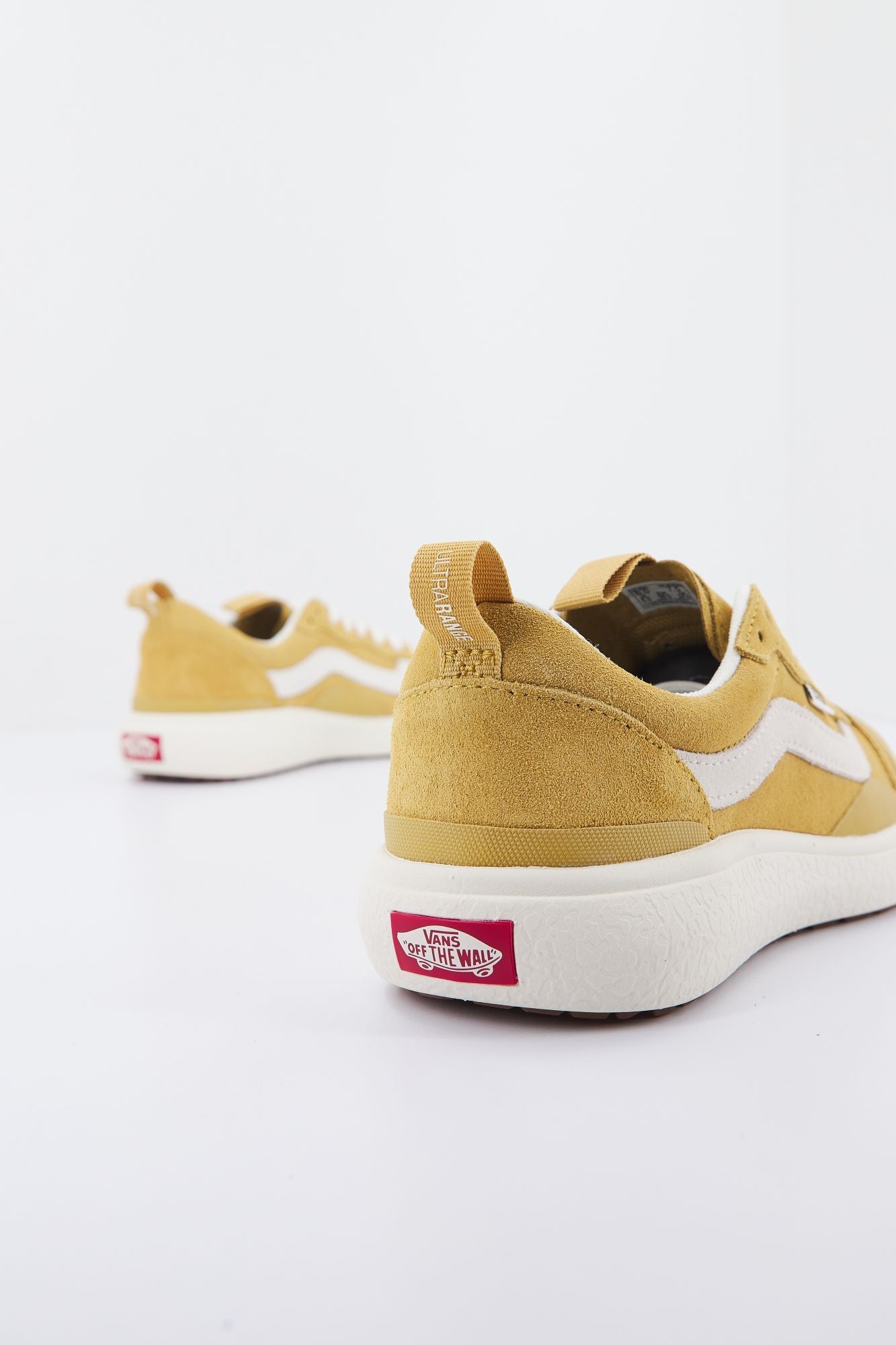 VANS  UA ULTRARANGE en color AMARILLO (3)
