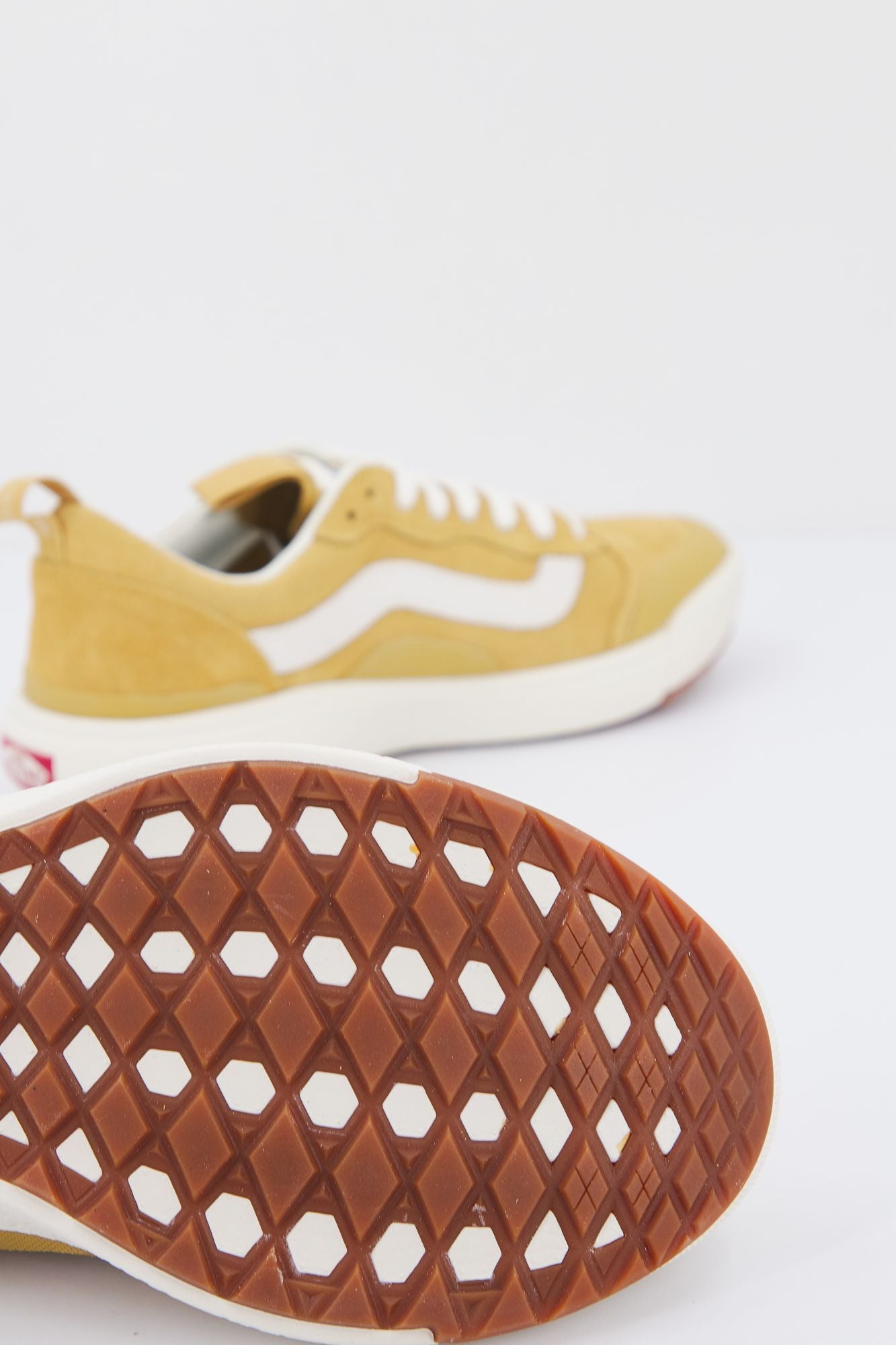 VANS  UA ULTRARANGE en color AMARILLO (4)