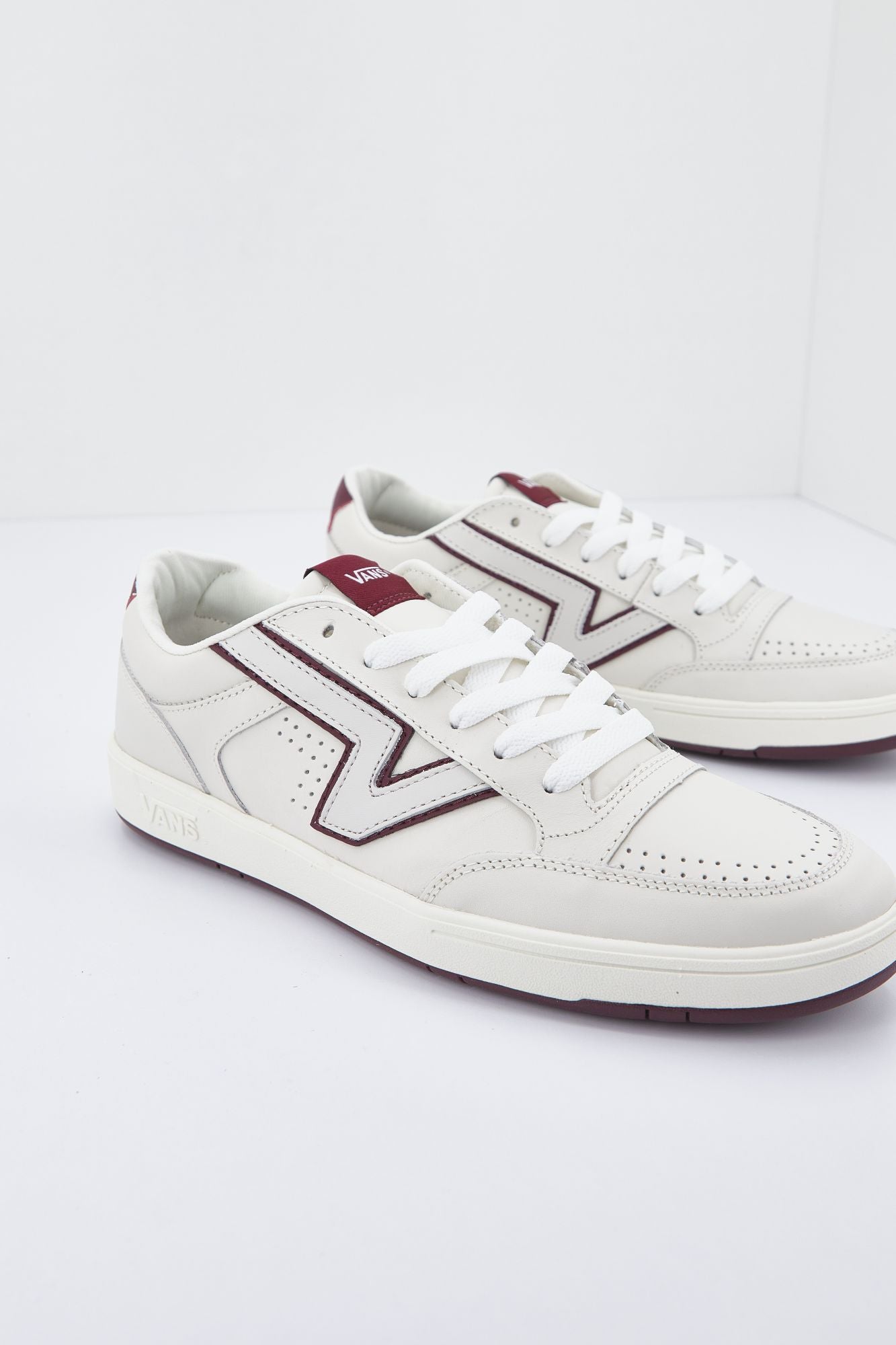 VANS UA LOWLAND en color BEIS (1)