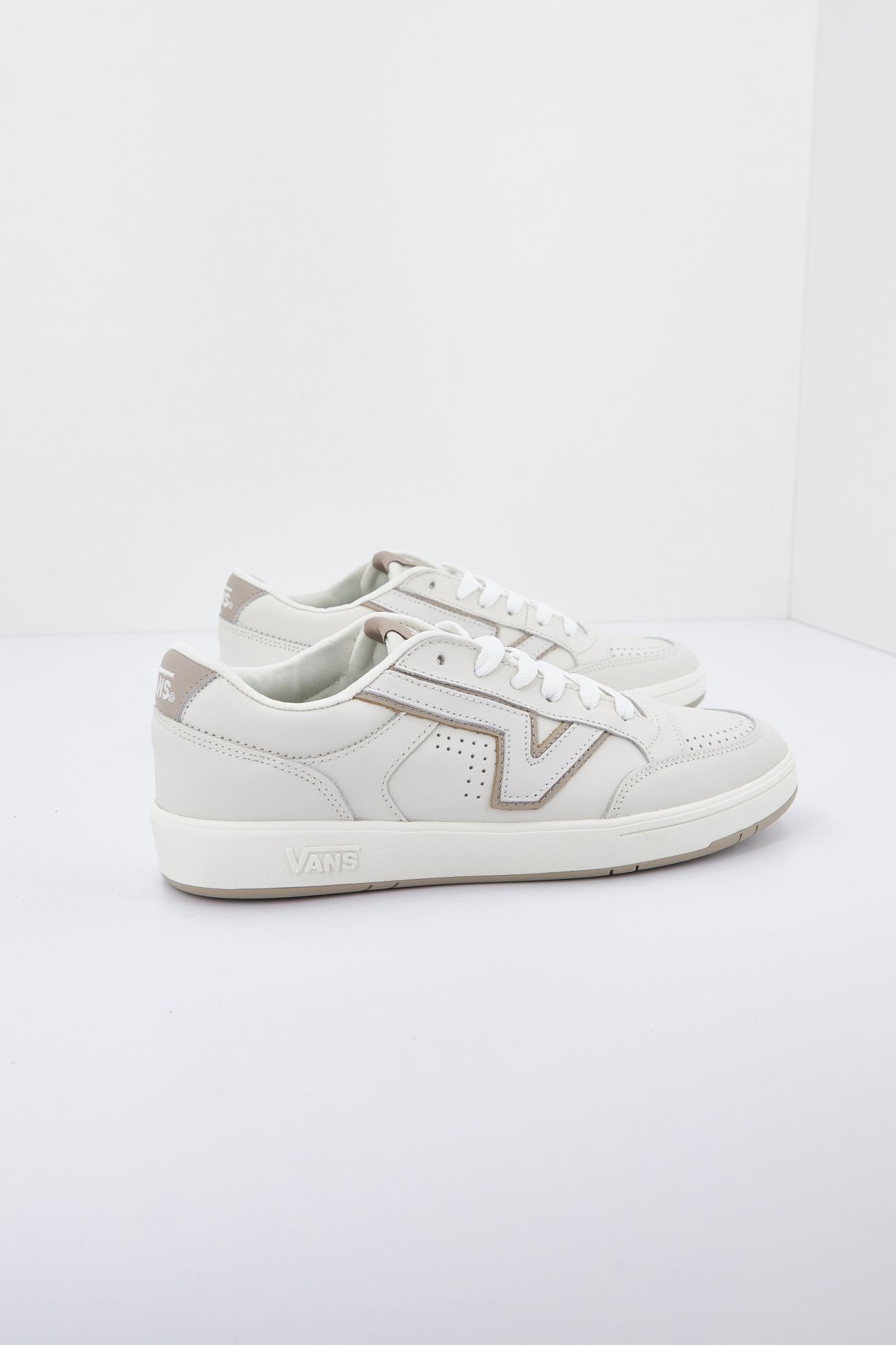 VANS UA LOWLAND en color BEIS (2)