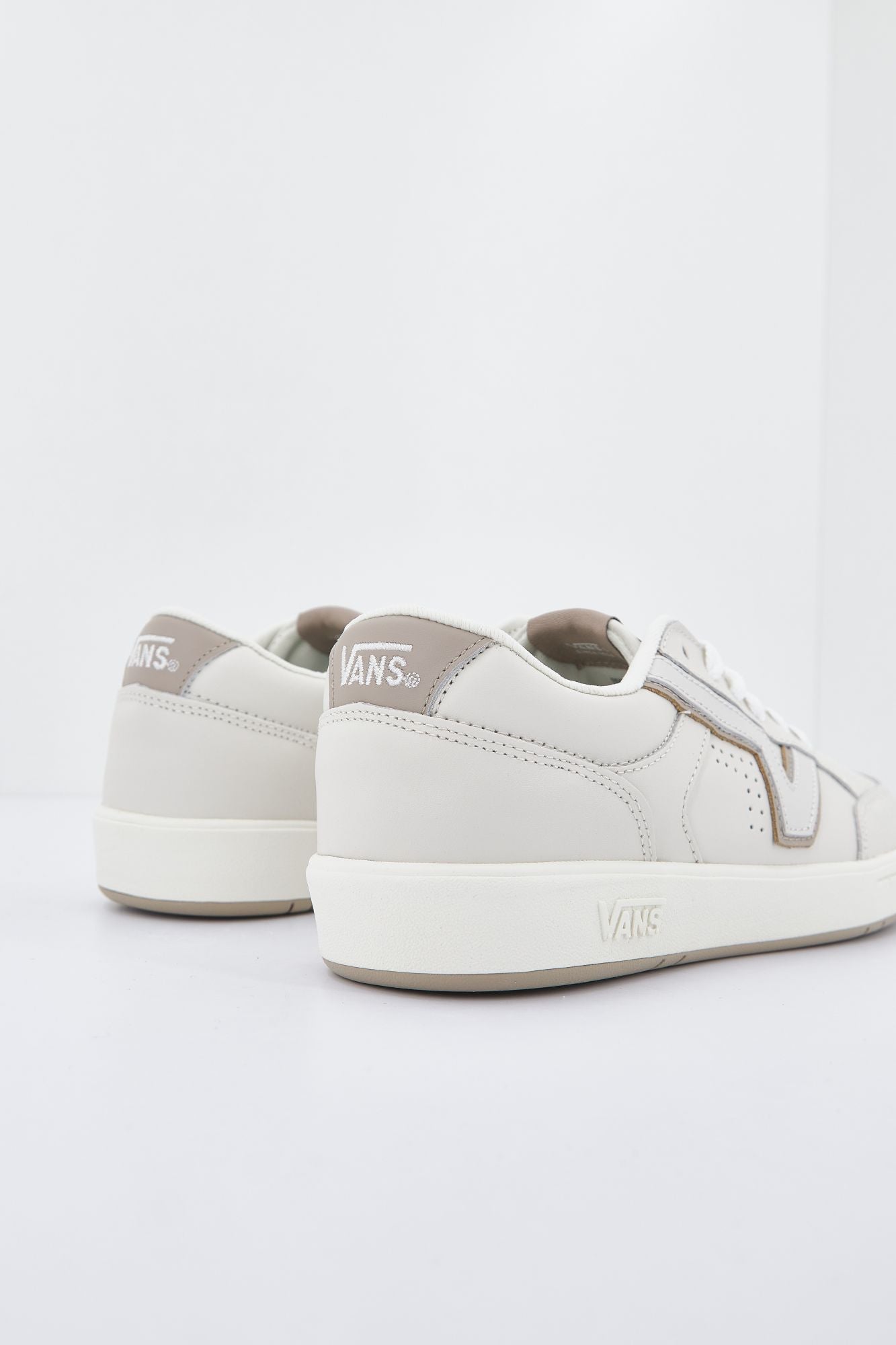 VANS UA LOWLAND en color BEIS (3)