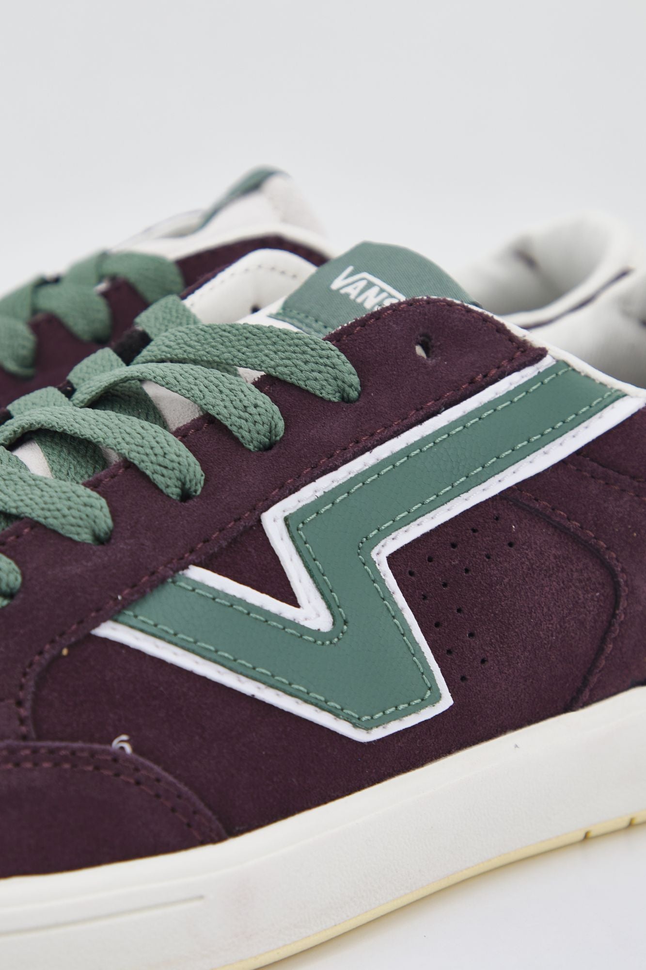 VANS VN0A7TNLYWN1 en color VIOLETA (3)