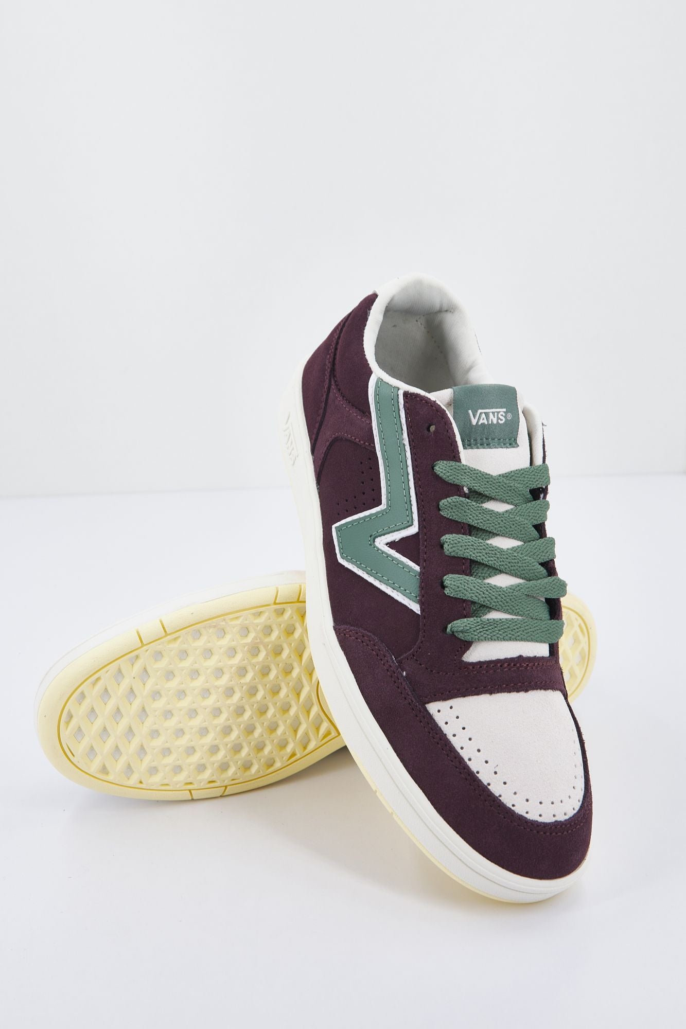 VANS VN0A7TNLYWN1 en color VIOLETA (4)