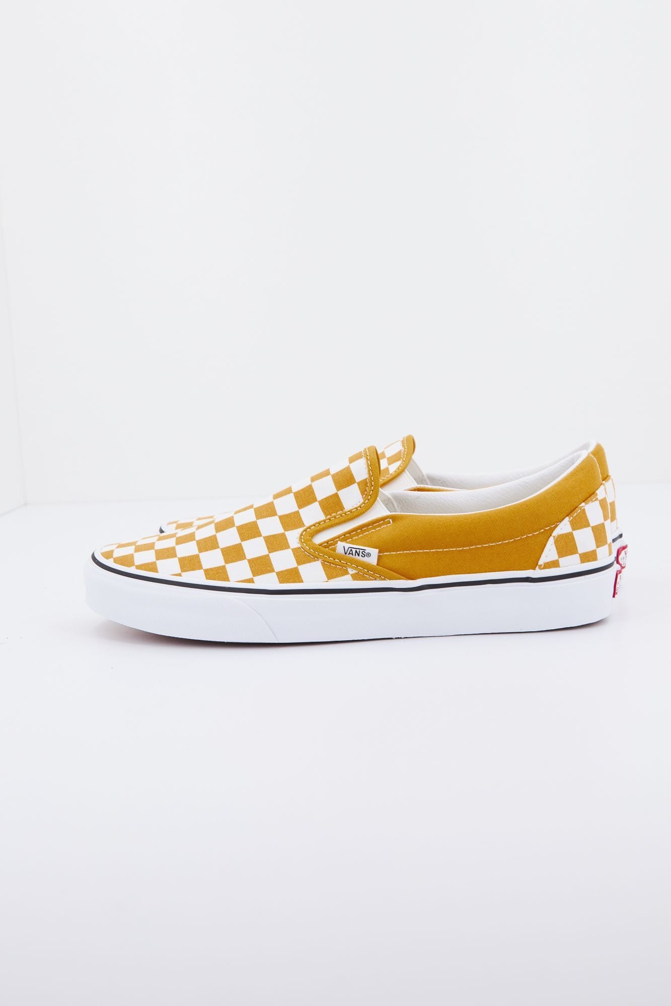 VANS UA CLASSIC SLIP-ON en color AMARILLO (2)