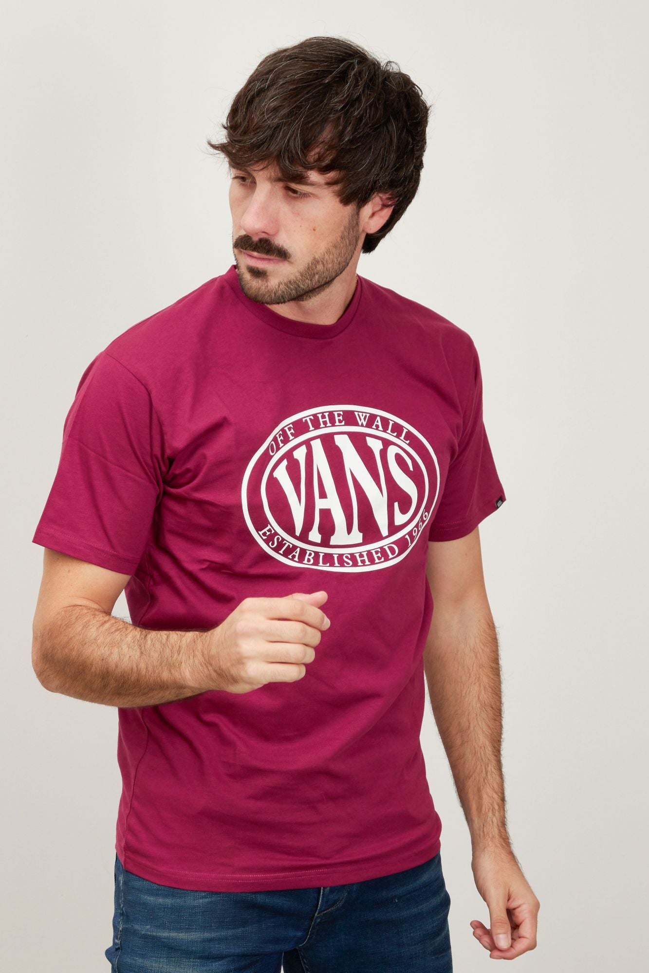 VANS OVAL TYPE SS TEE PURPL en color BURDEOS (2)