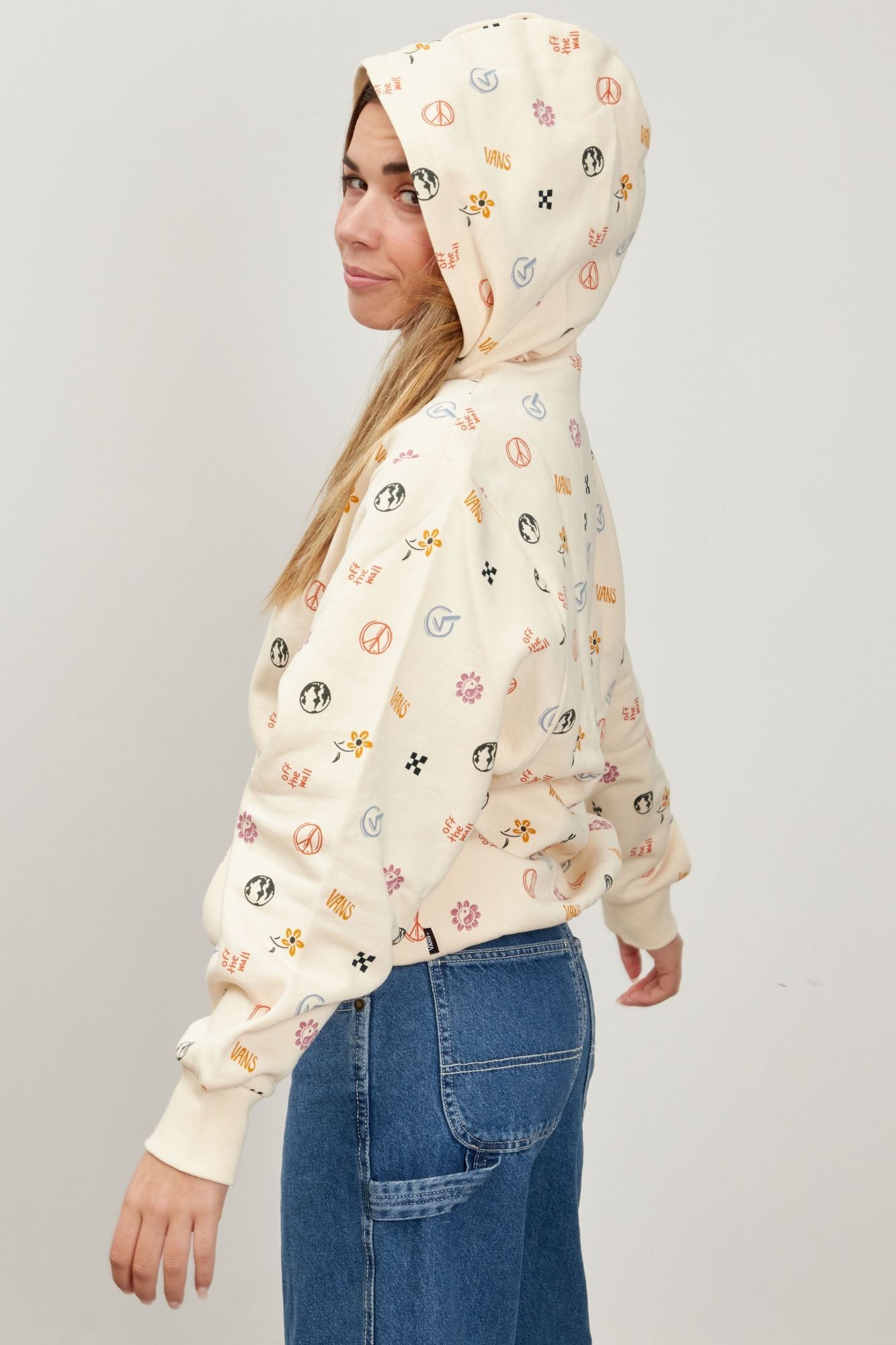 VANS IN OUR HANDS LS HOODIE en color BEIS (3)