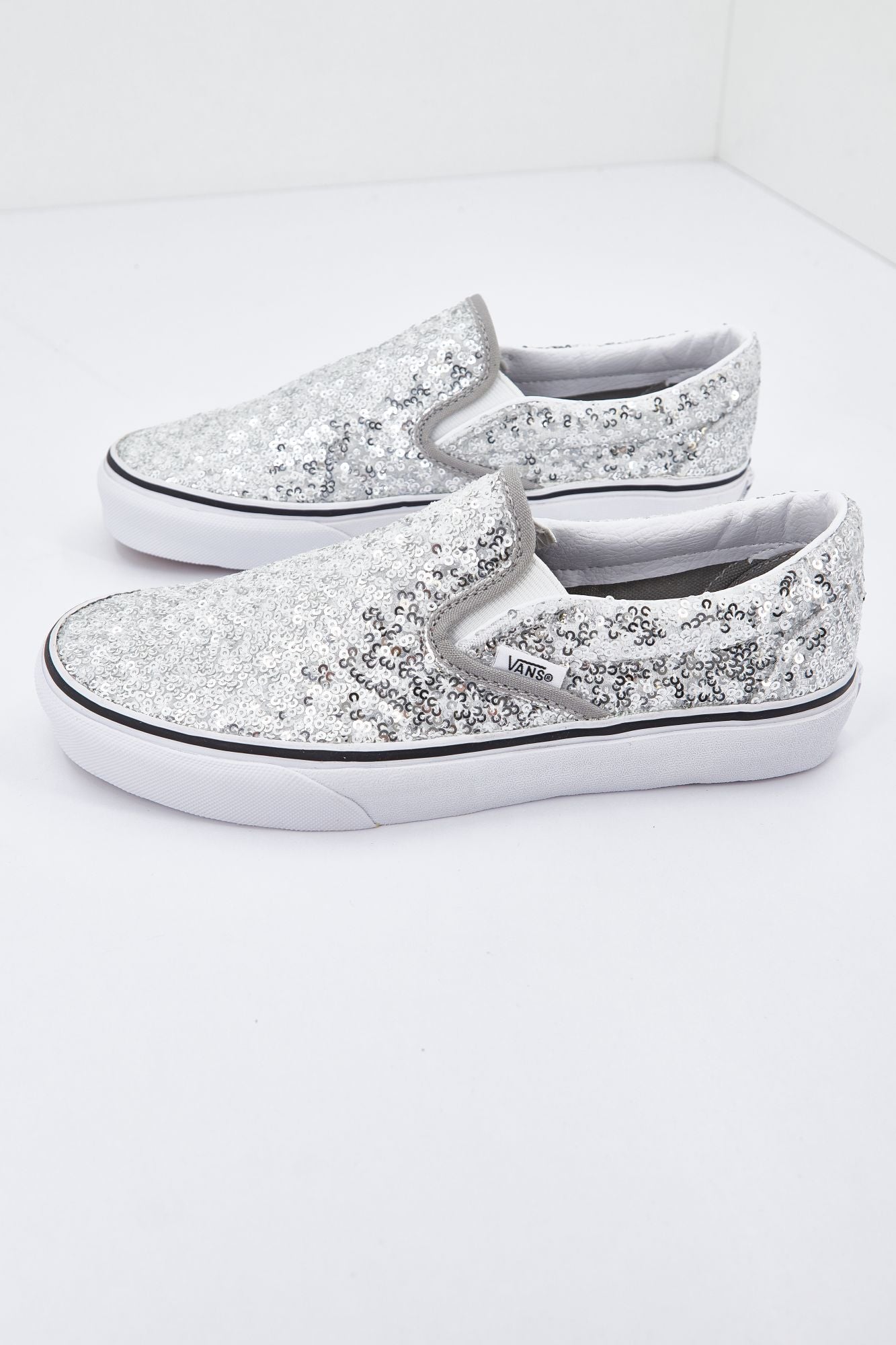 VANS  UA CLASSIC en color PLATA (1)