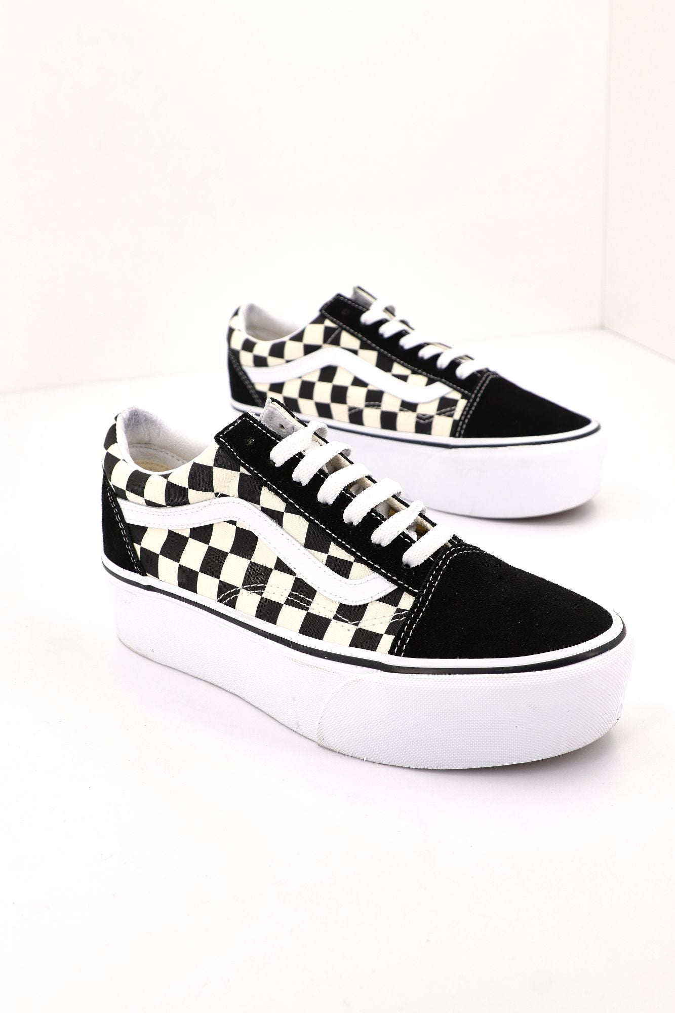 VANS OLD SKOOL PLATFORM en color NEGRO (3)