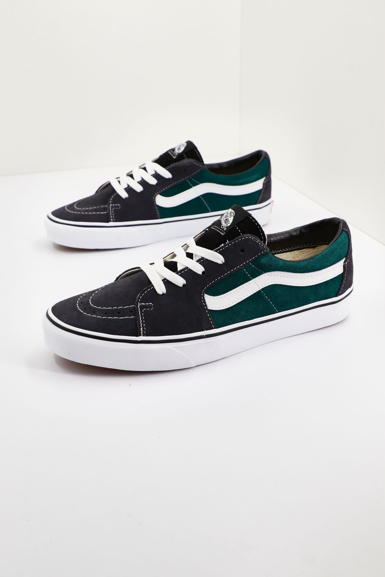 VANS UA SK8-LOW en color GRIS (1)