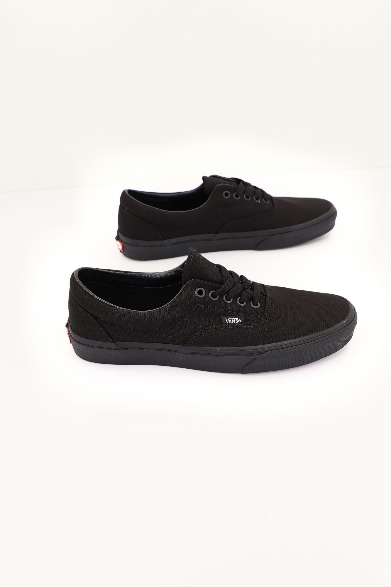 VANS VN000QFKBKA1 en color NEGRO (1)