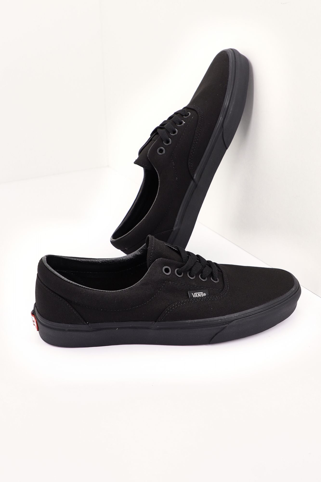 VANS VN000QFKBKA1 en color NEGRO (2)
