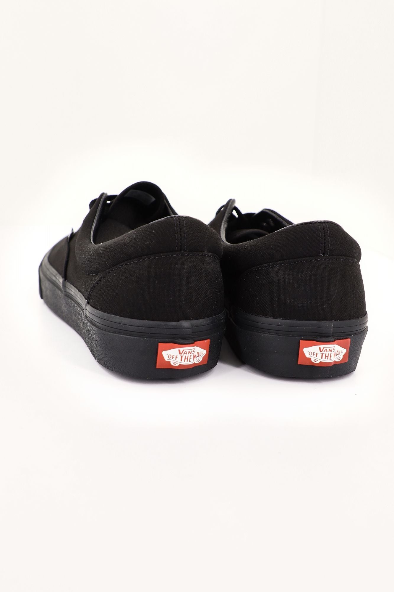 VANS VN000QFKBKA1 en color NEGRO (4)