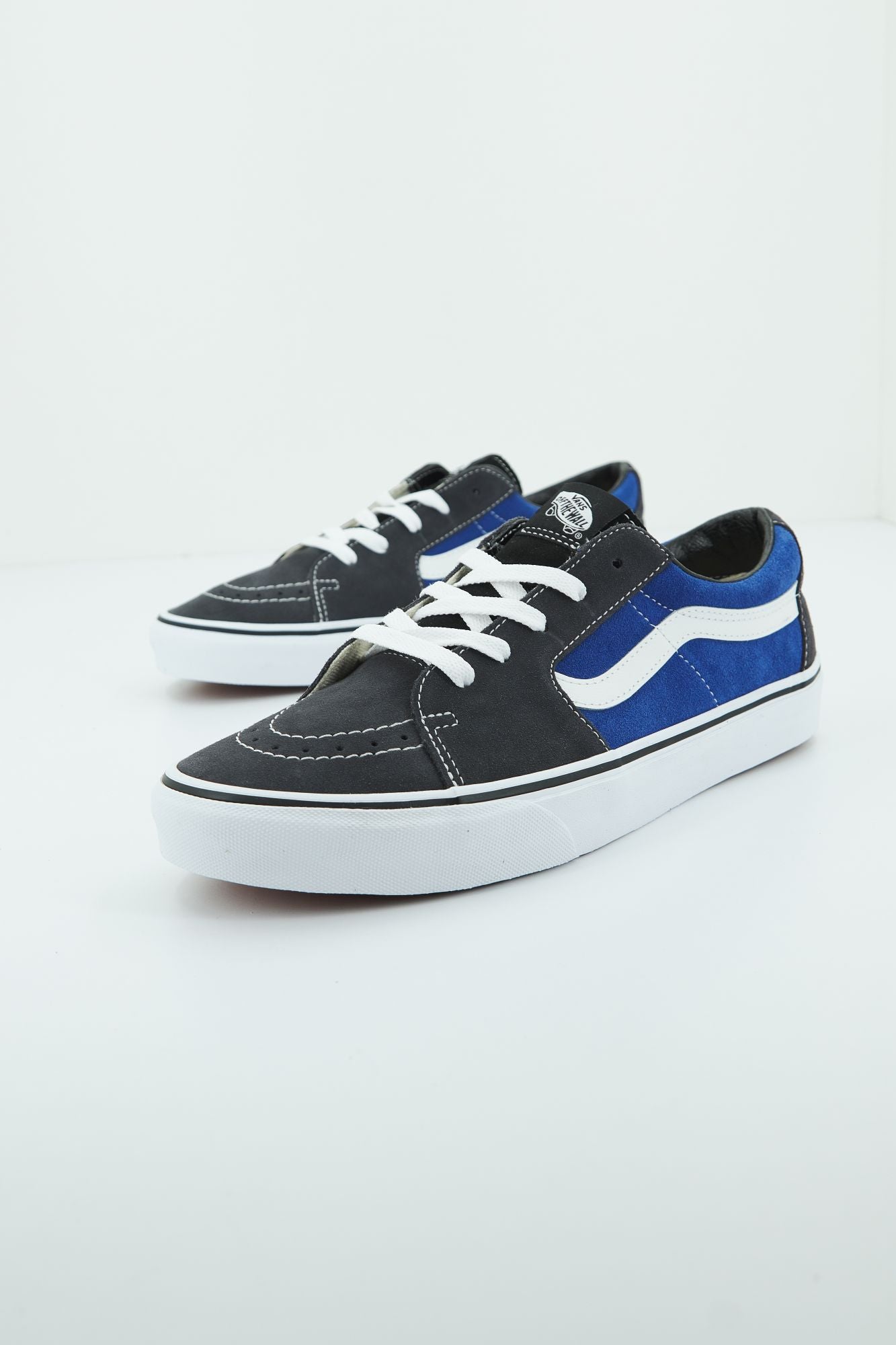 VANS UA SK8-LOW en color GRIS (2)