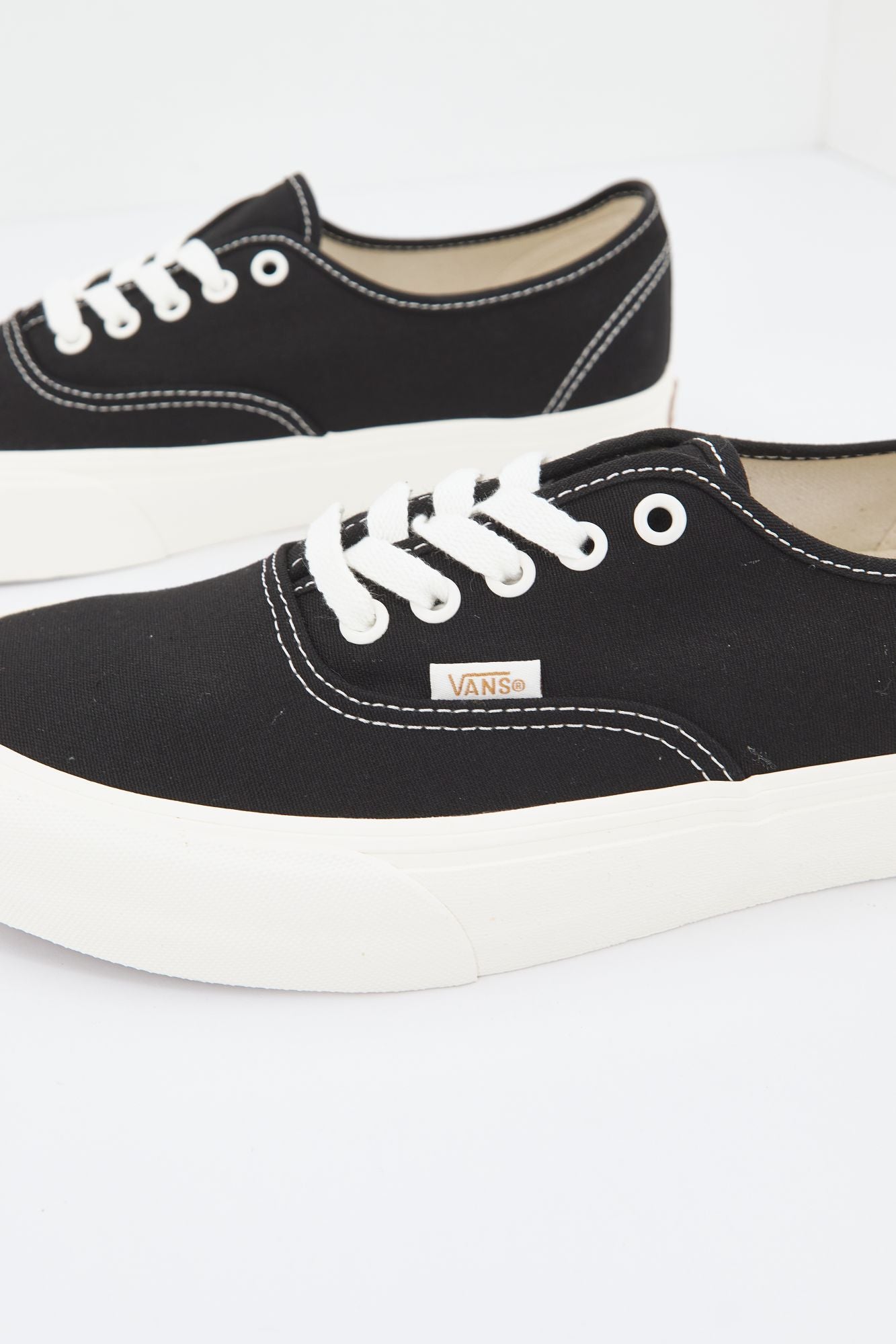 VANS AUTHENTIC VR3 en color NEGRO (2)