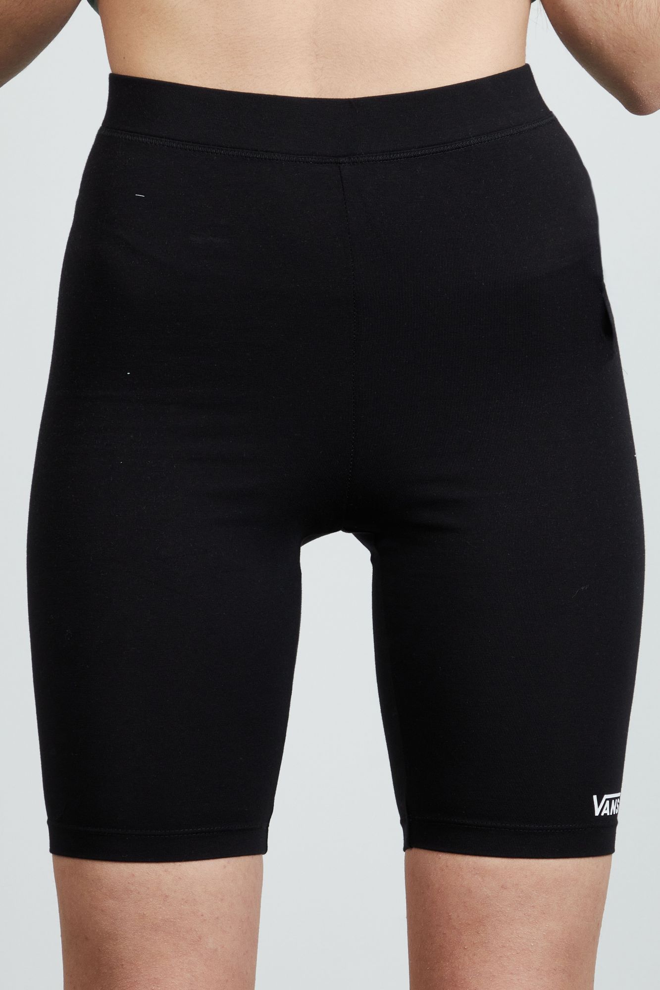 VANS FLYING V LEGGING SHORT en color NEGRO (1)