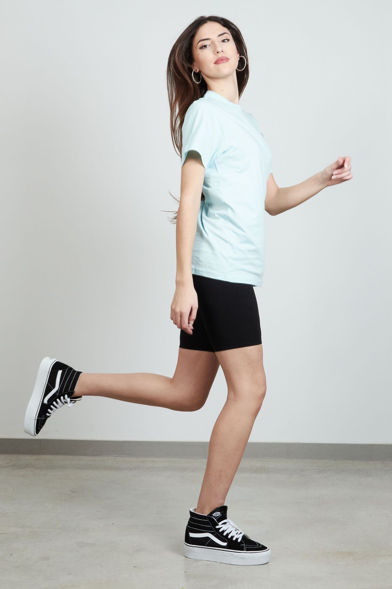 VANS FLYING V LEGGING SHORT en color NEGRO (4)