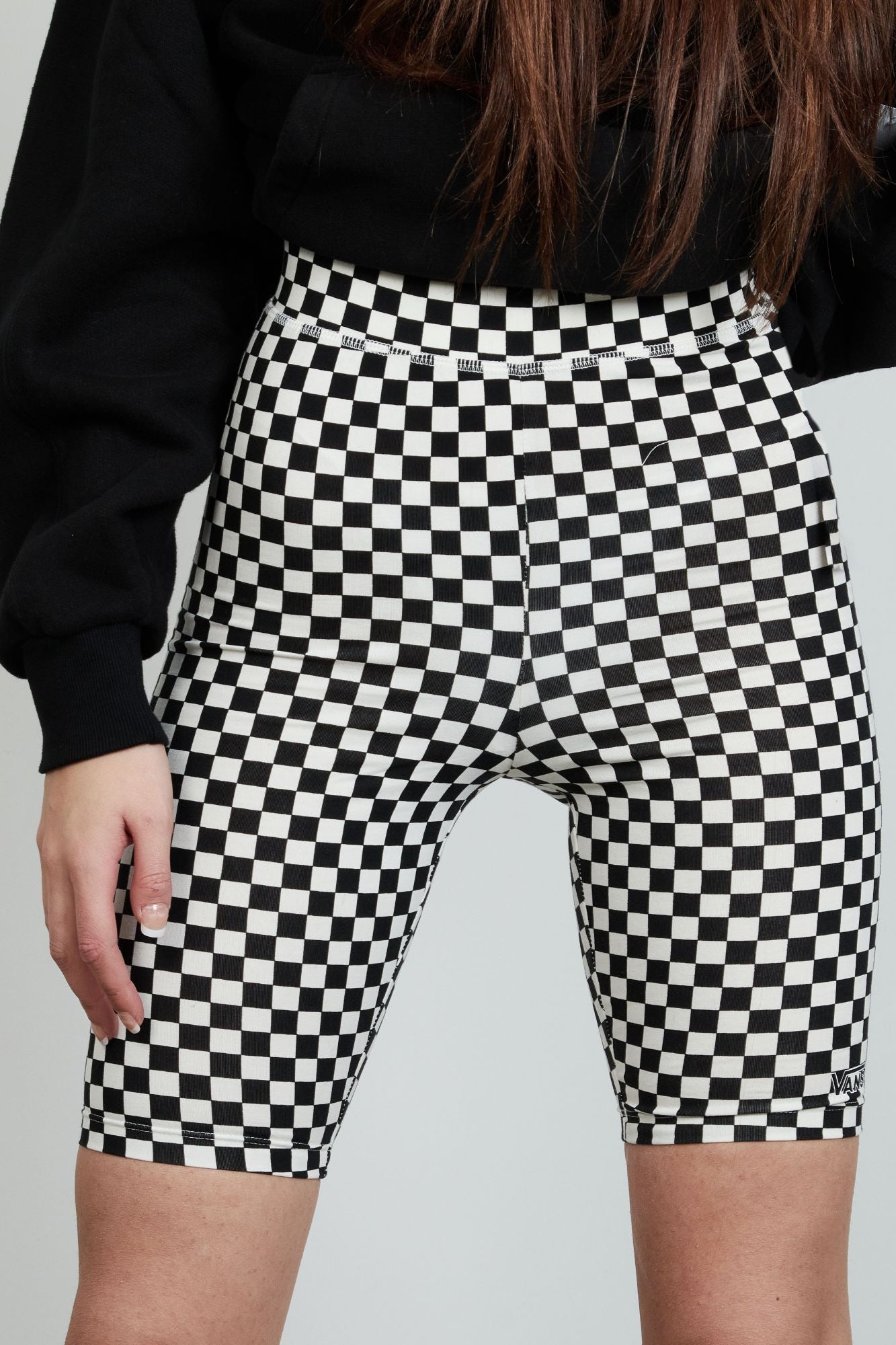VANS FLYING V PRINT LEGGING SHORT en color NEGRO (1)