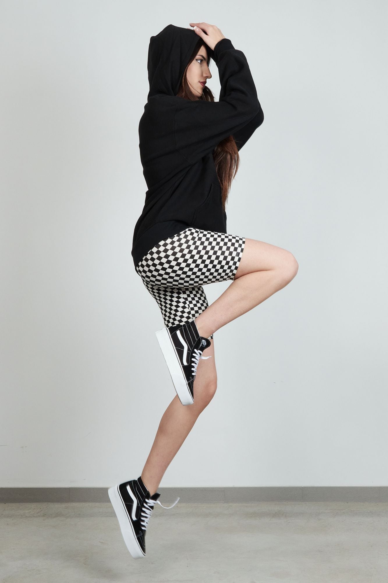 VANS FLYING V PRINT LEGGING SHORT en color NEGRO (3)