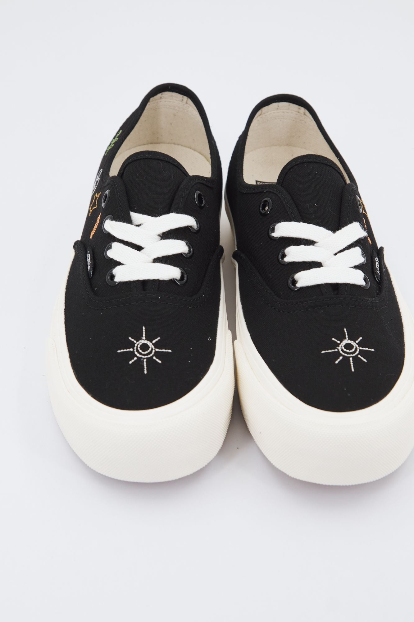 VANS AUTHENTIC VR3 MYSTICAL EMBROIDERY en color NEGRO (2)
