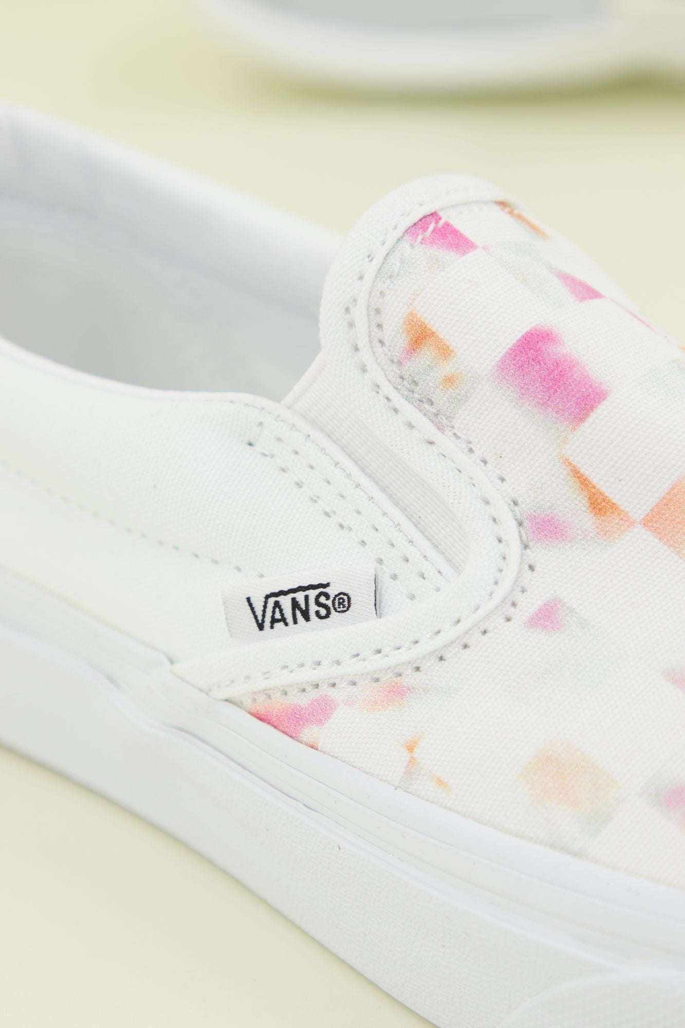 VANS CLASSIC SLIP-ON AURA CHECKERBOARD en color BLANCO (4)