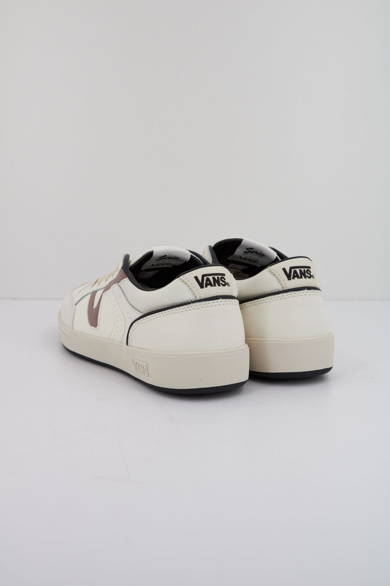 VANS LOWLAND CC JMP R VINTA en color BLANCO (3)