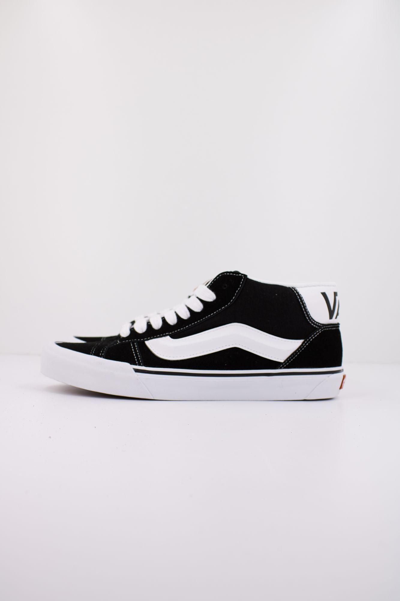 VANS KNU MID en color NEGRO (1)