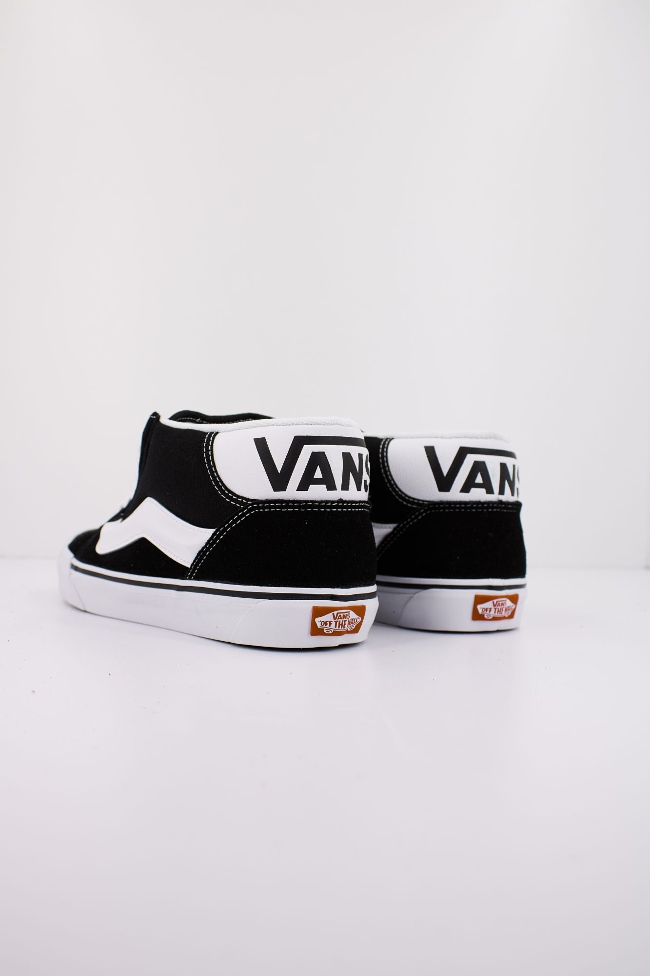 VANS KNU MID en color NEGRO (3)