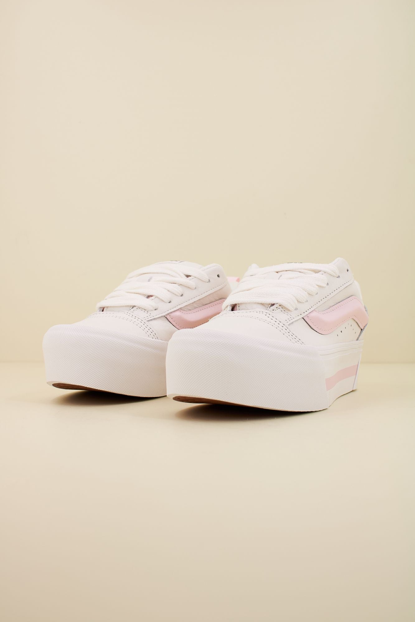 VANS KNU STACK en color BLANCO (2)