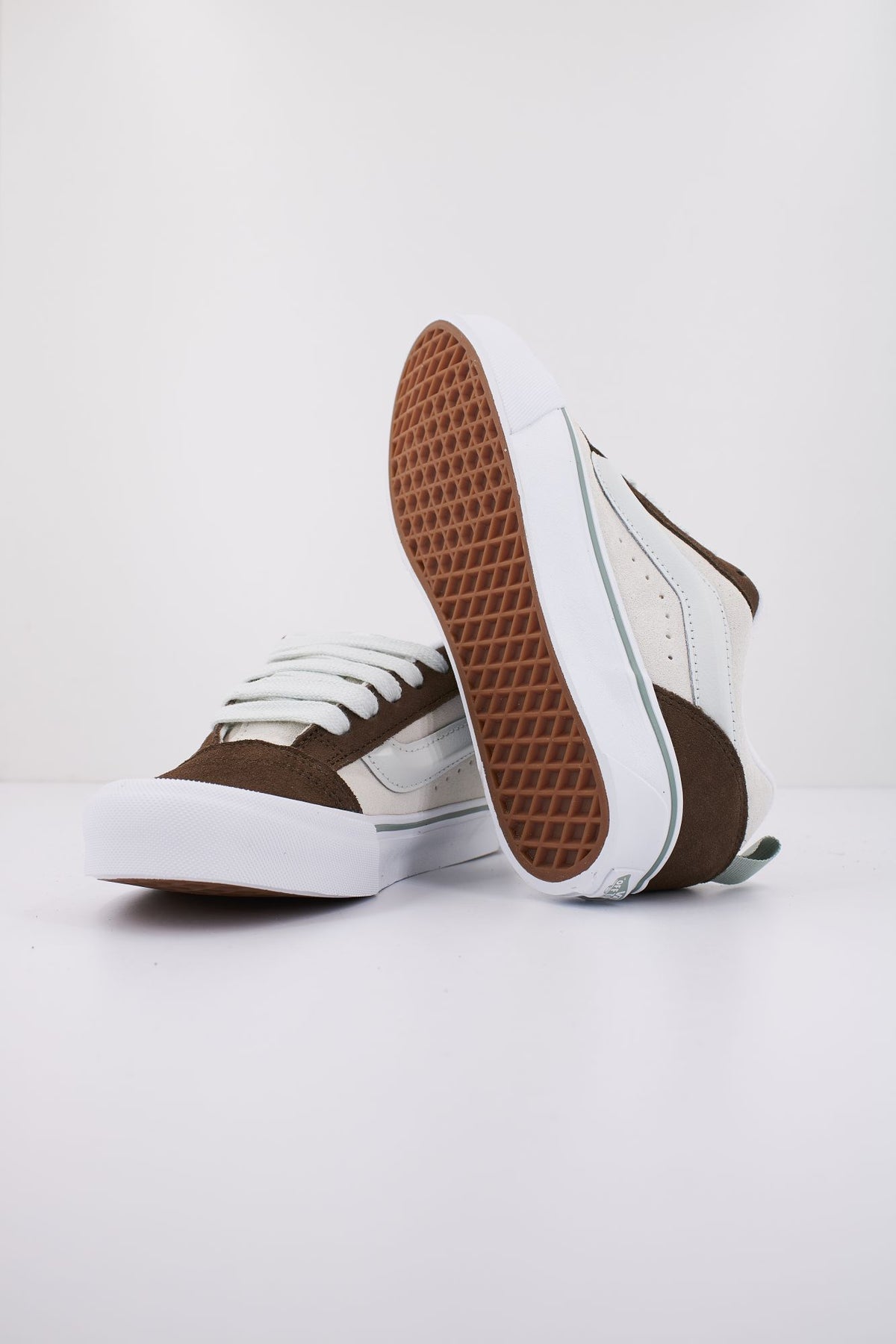 VANS KNU SKOOL TRI BLOCK VN0009QCBLU1 en color MARRON (4)